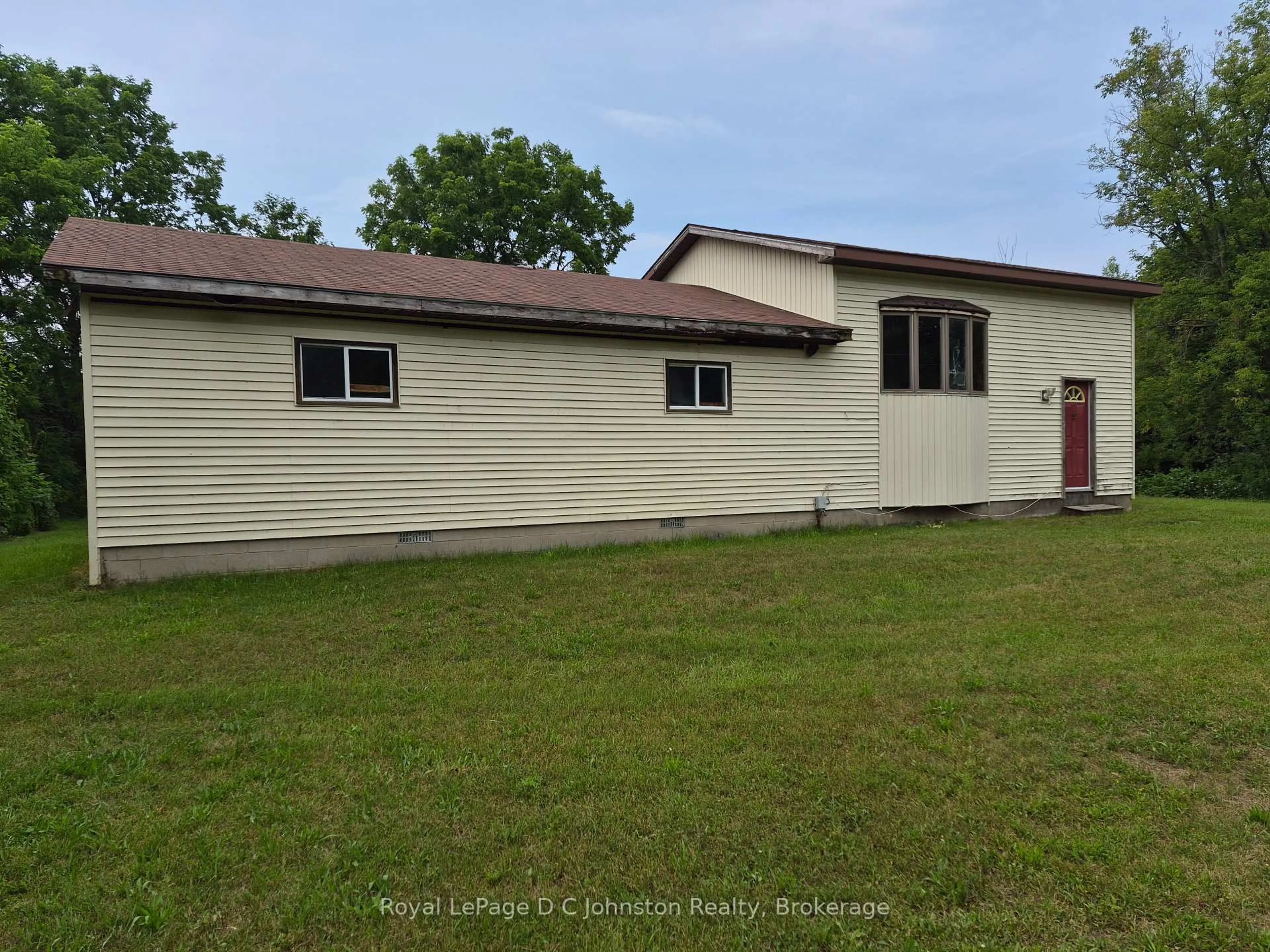 A pic from outside/outdoor area/front of a property/back of a property/a pic from drone, building for 270 Edward St, Saugeen Shores Ontario N0H 2L0
