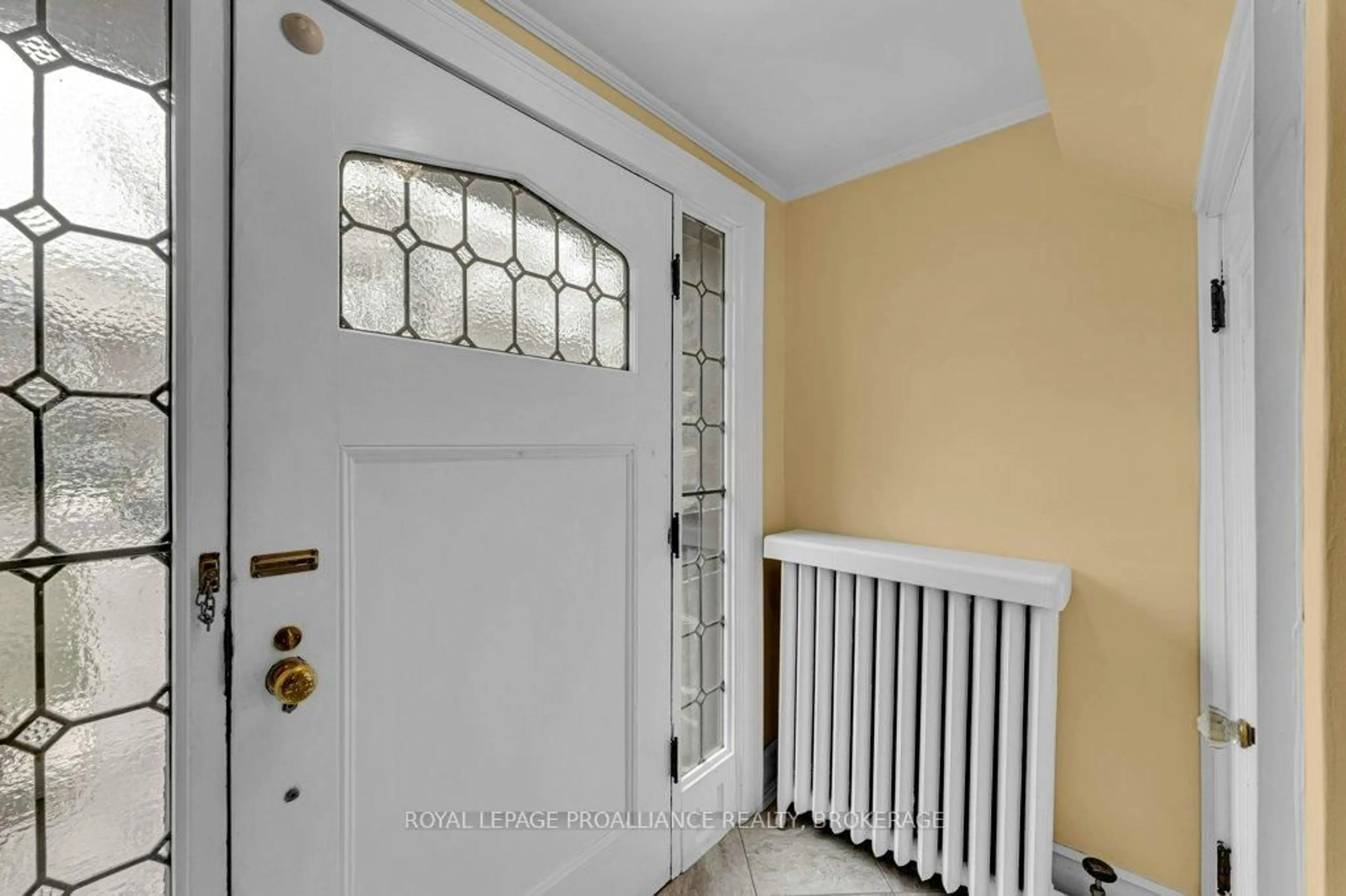 Indoor entryway for 163 Pine St, Gananoque Ontario K7G 1C6