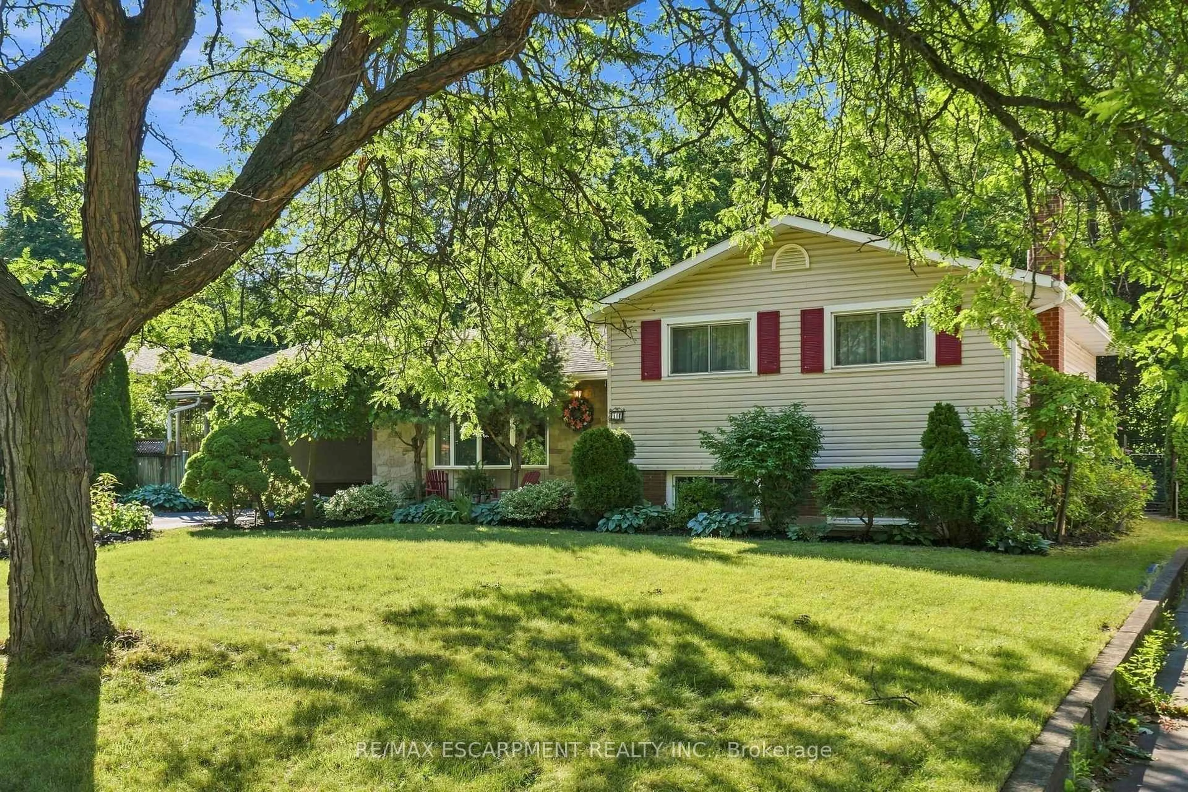 Home with vinyl exterior material, street for 31 Valerie Dr, St. Catharines Ontario L2T 3G3