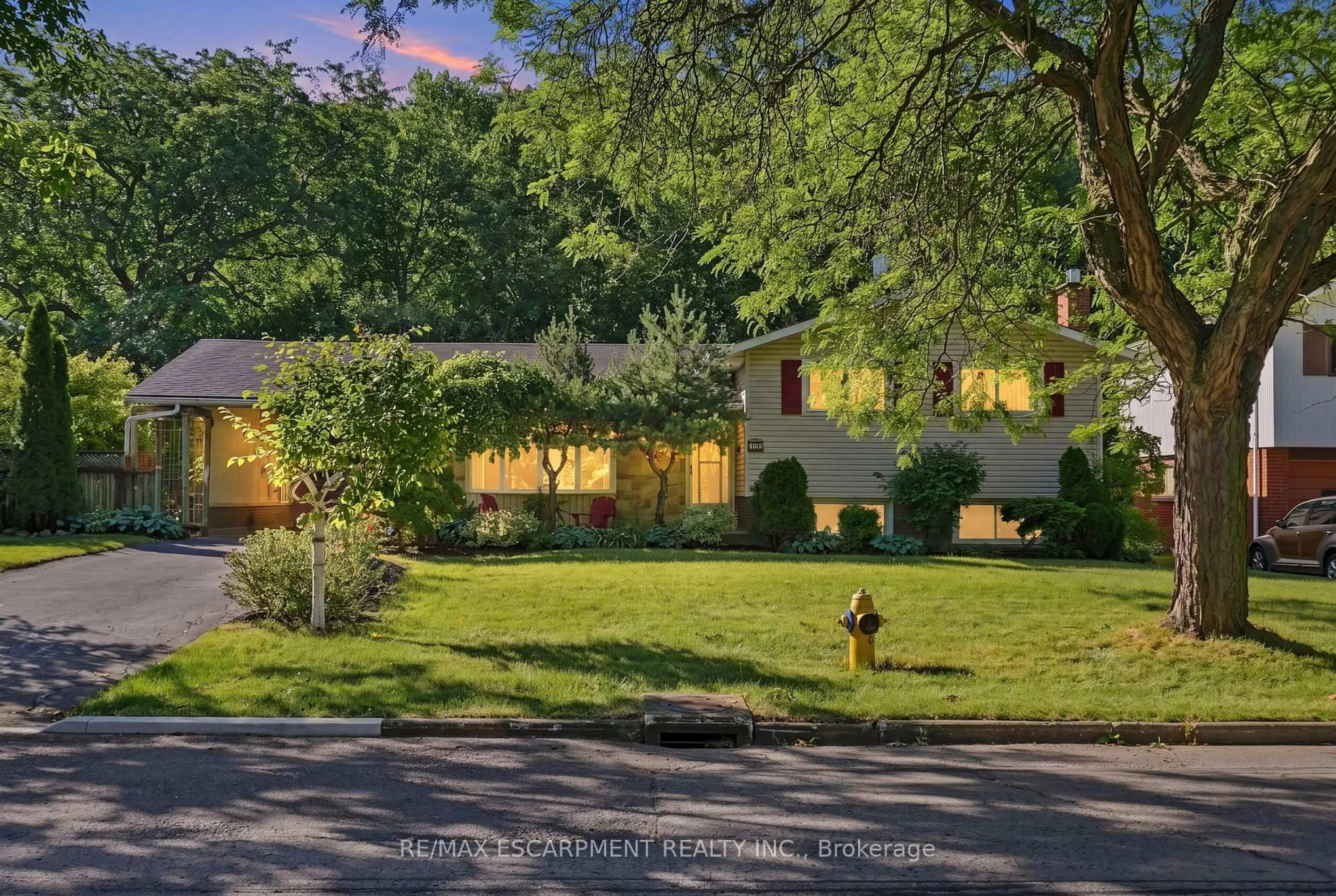 A pic from outside/outdoor area/front of a property/back of a property/a pic from drone, street for 31 Valerie Dr, St. Catharines Ontario L2T 3G3