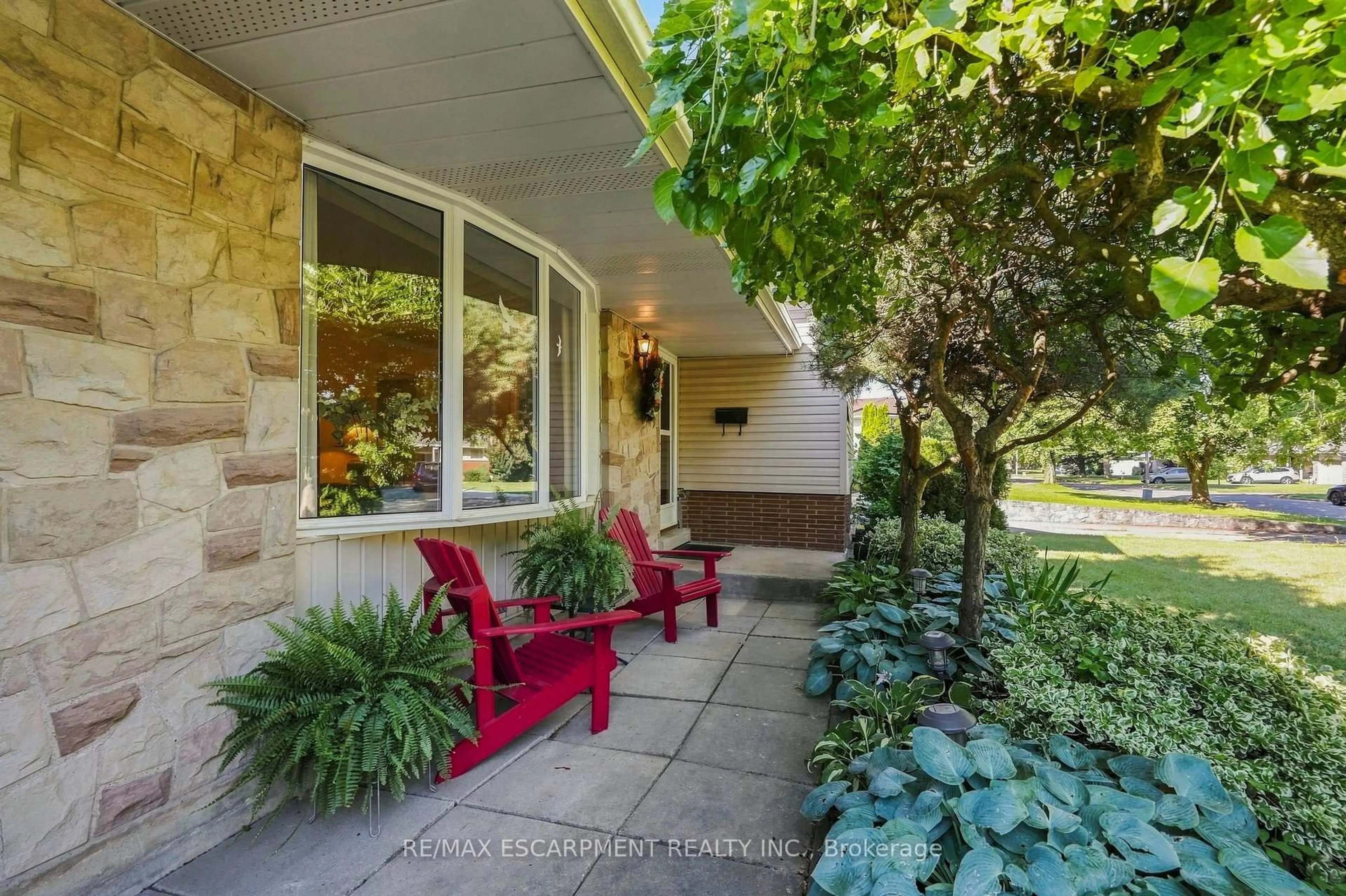 Patio, street for 31 Valerie Dr, St. Catharines Ontario L2T 3G3