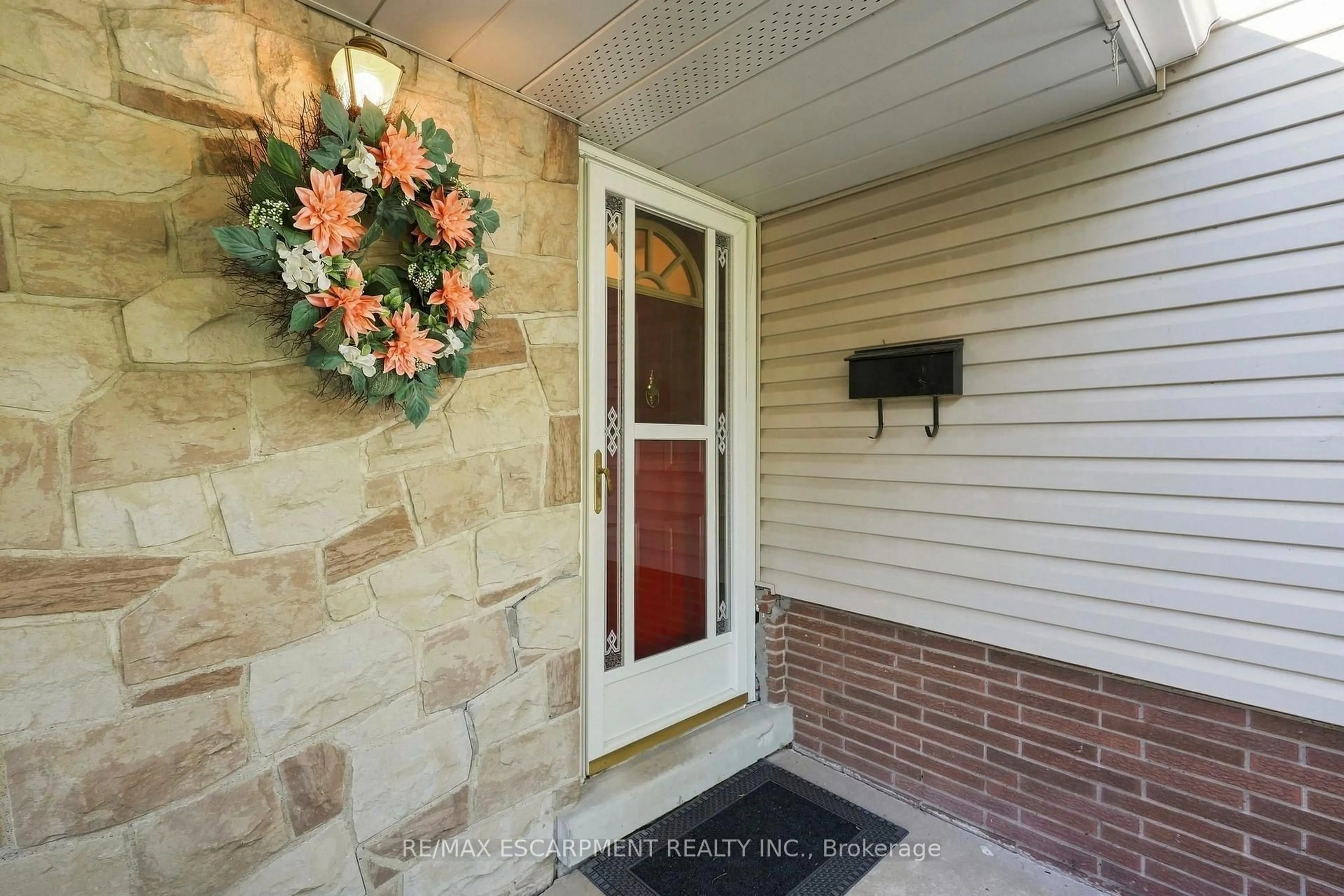Indoor entryway for 31 Valerie Dr, St. Catharines Ontario L2T 3G3