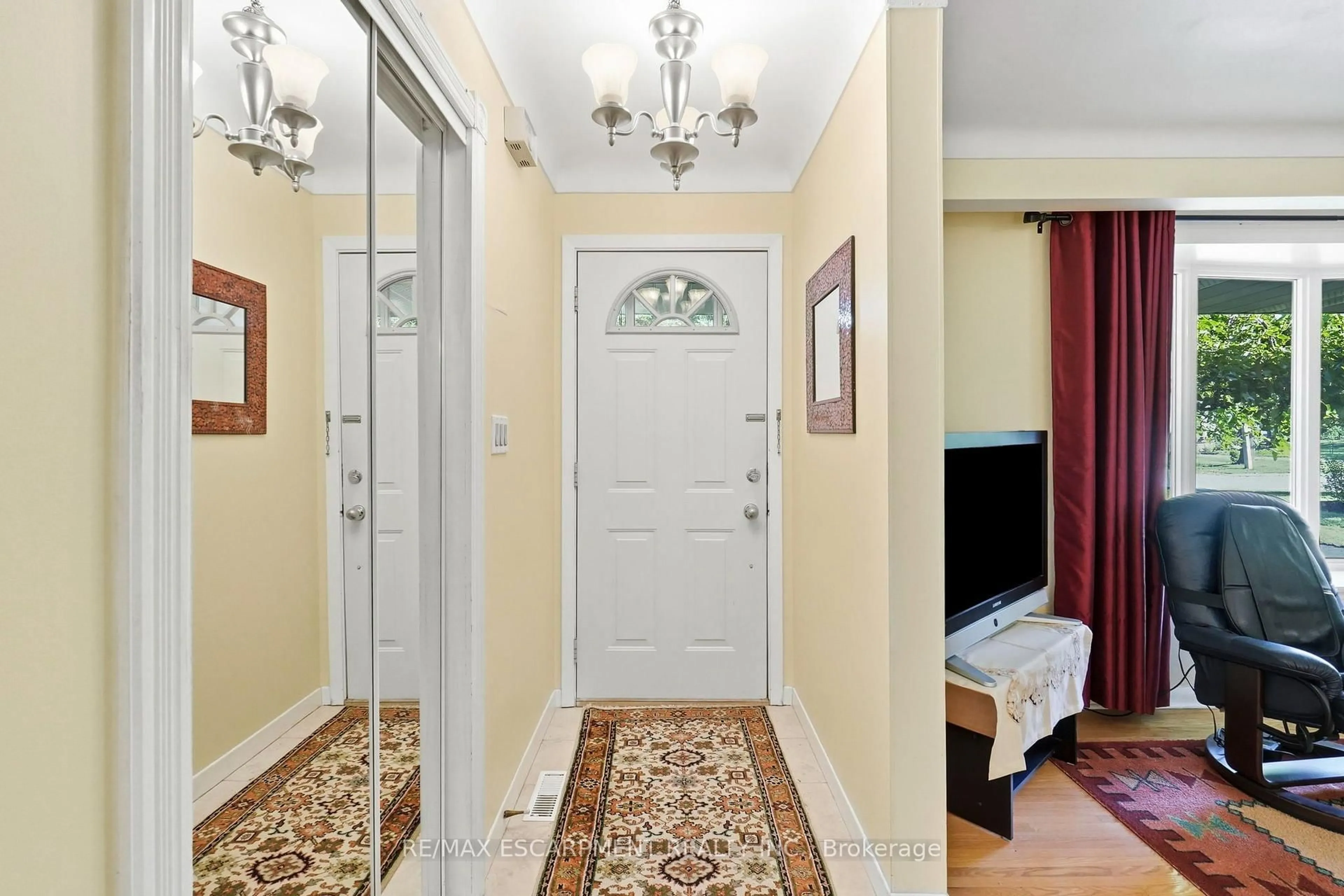 Indoor entryway for 31 Valerie Dr, St. Catharines Ontario L2T 3G3