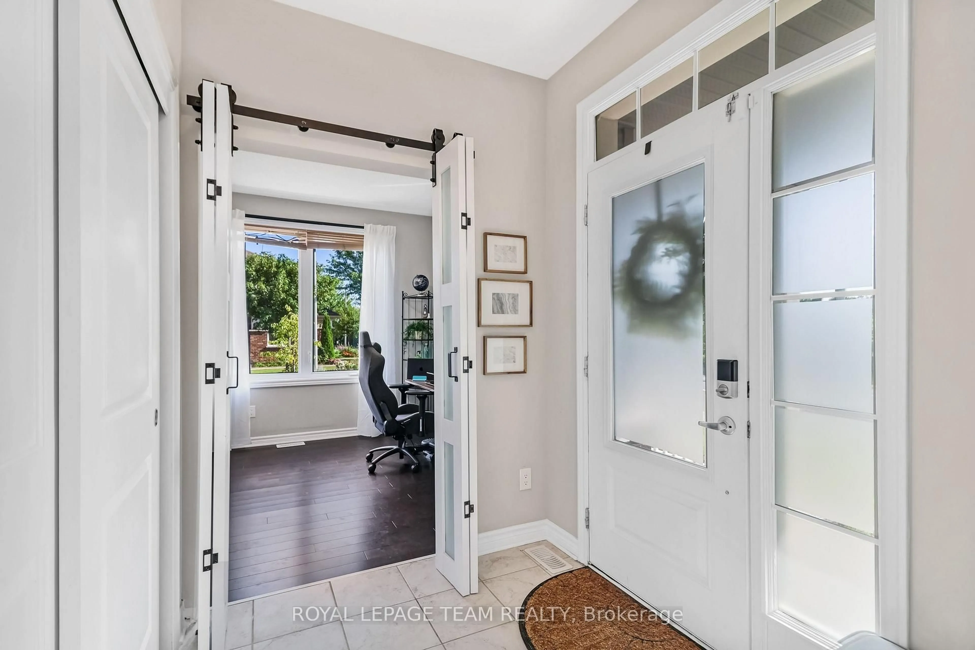 Indoor entryway for 3 Stoneleigh St, Ottawa Ontario K2G 7A2