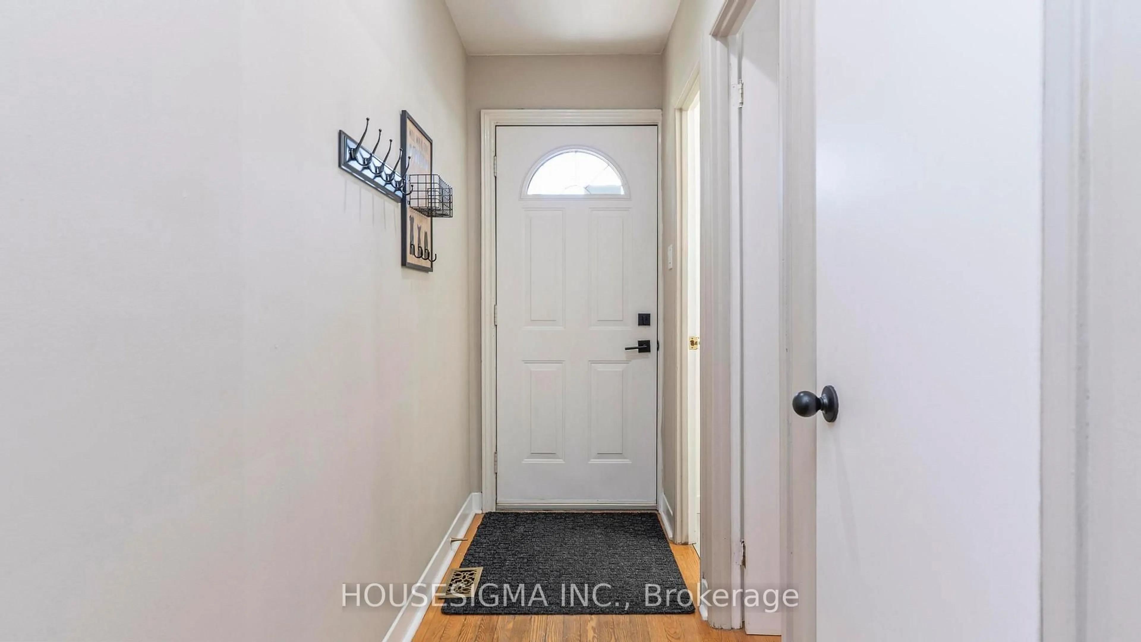 Indoor entryway for 16 Arbour Glen Cres, London East Ontario N5Y 1Z9