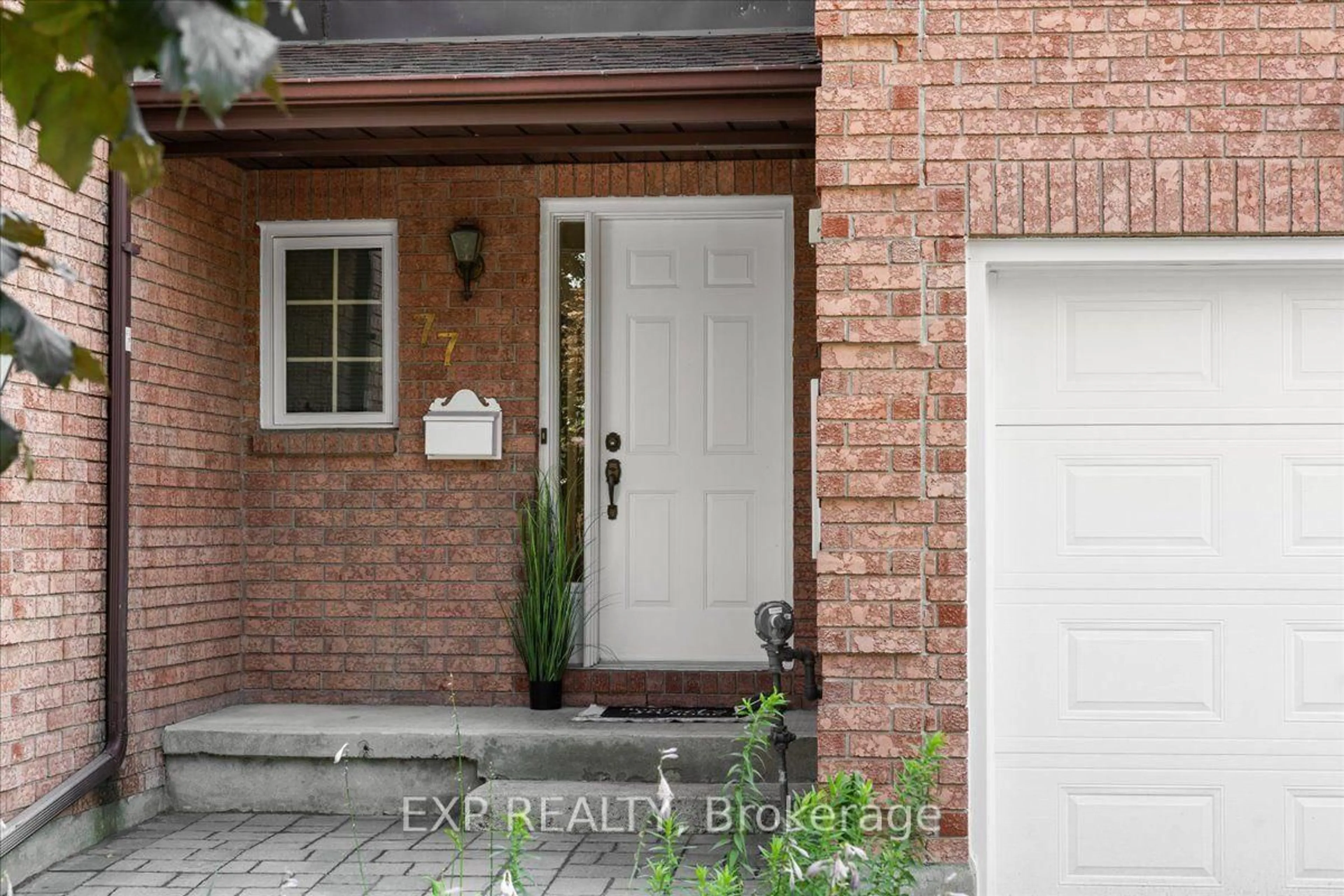 Indoor entryway for 77 Waterton Cres, Kanata Ontario K2M 1Z2