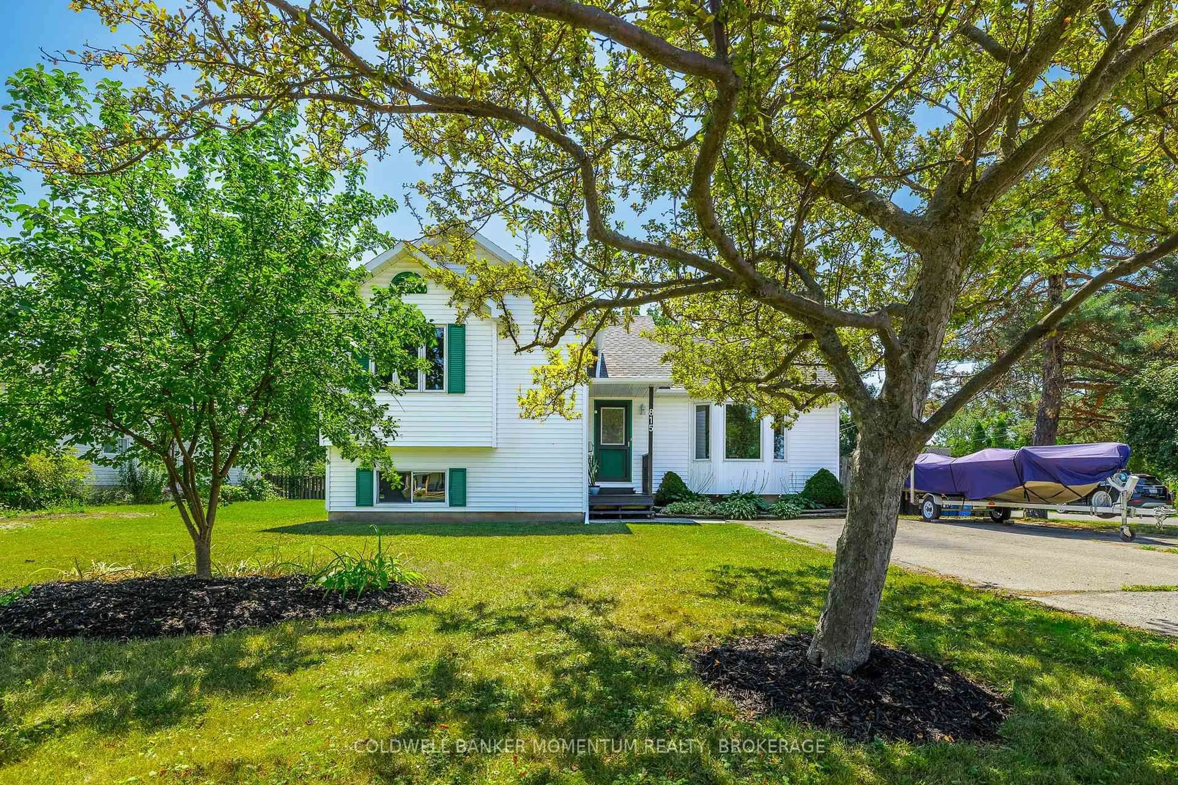 A pic from outside/outdoor area/front of a property/back of a property/a pic from drone, street for 815 Dominion Rd, Fort Erie Ontario L2A 6H5