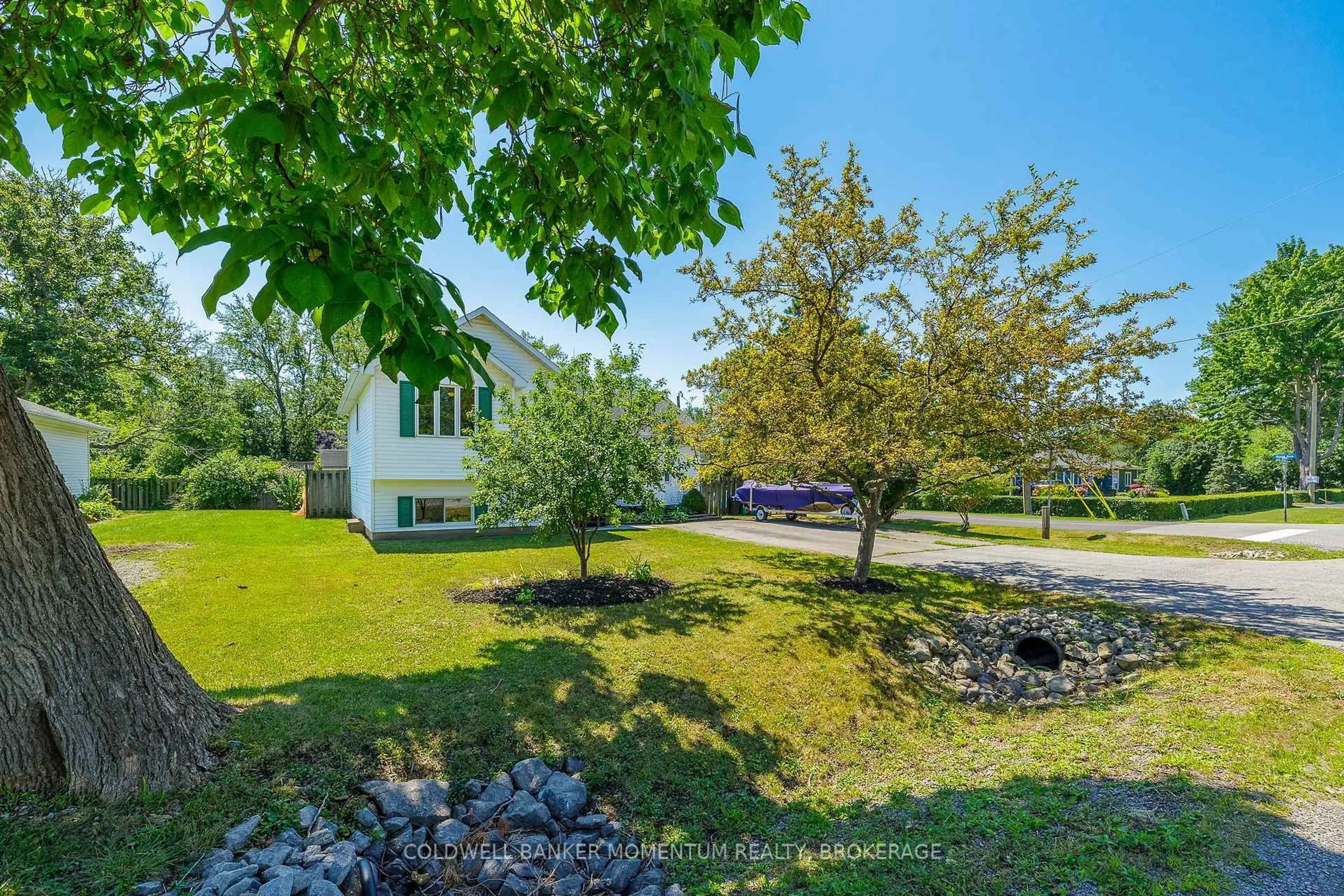 A pic from outside/outdoor area/front of a property/back of a property/a pic from drone, unknown for 815 Dominion Rd, Fort Erie Ontario L2A 6H5