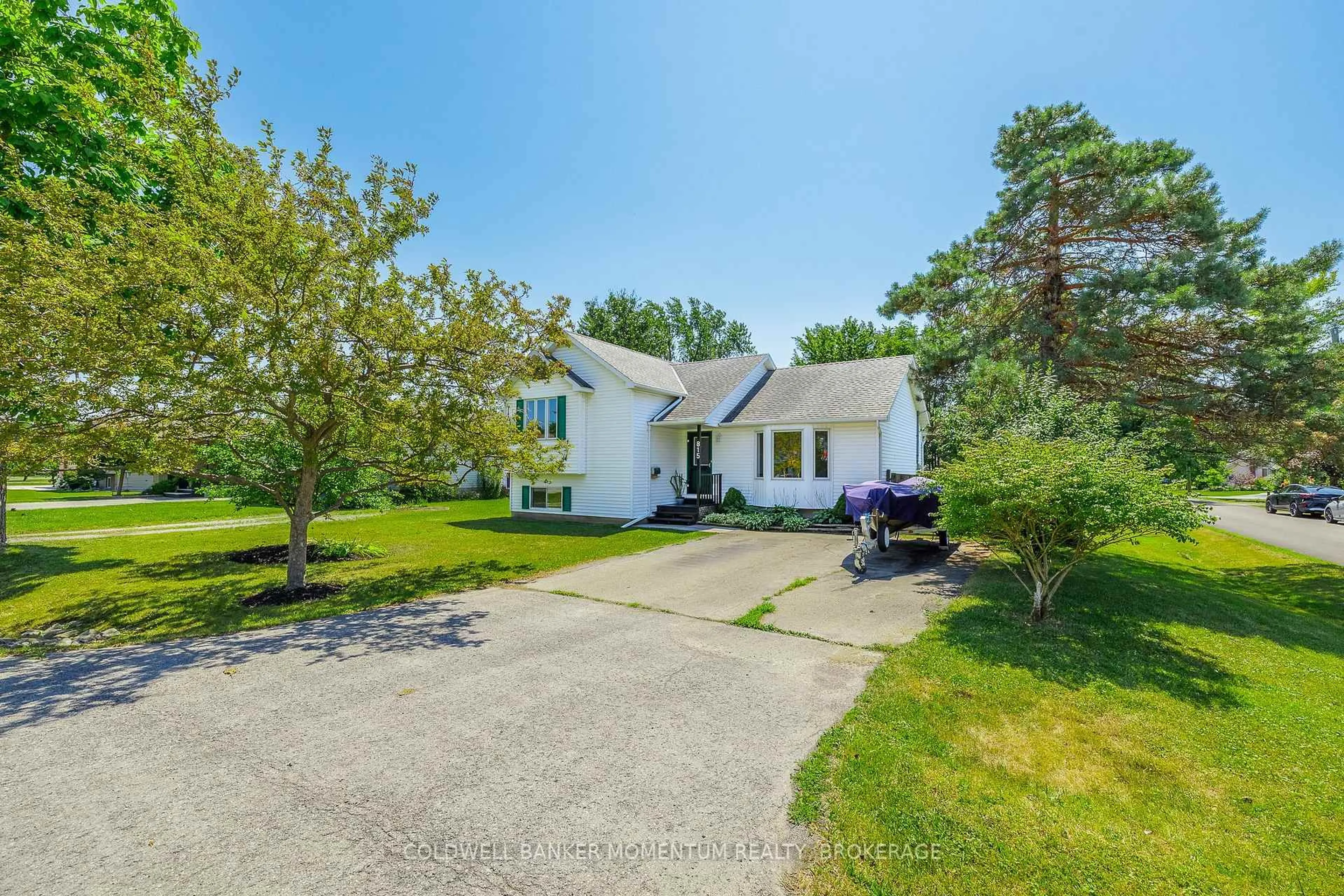 A pic from outside/outdoor area/front of a property/back of a property/a pic from drone, street for 815 Dominion Rd, Fort Erie Ontario L2A 6H5