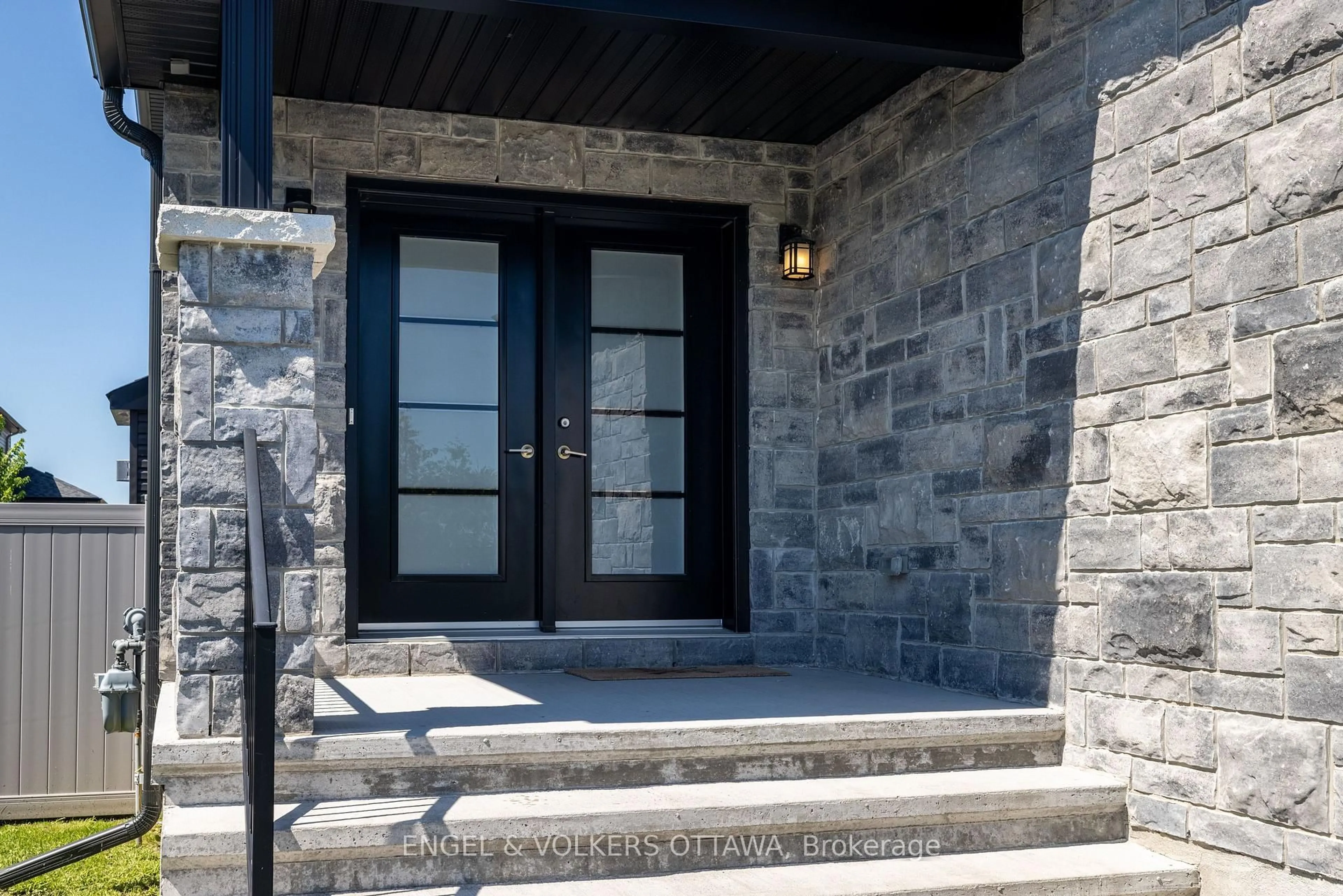 Indoor entryway for 501 Lucent St, Russell Ontario K4R 0G3