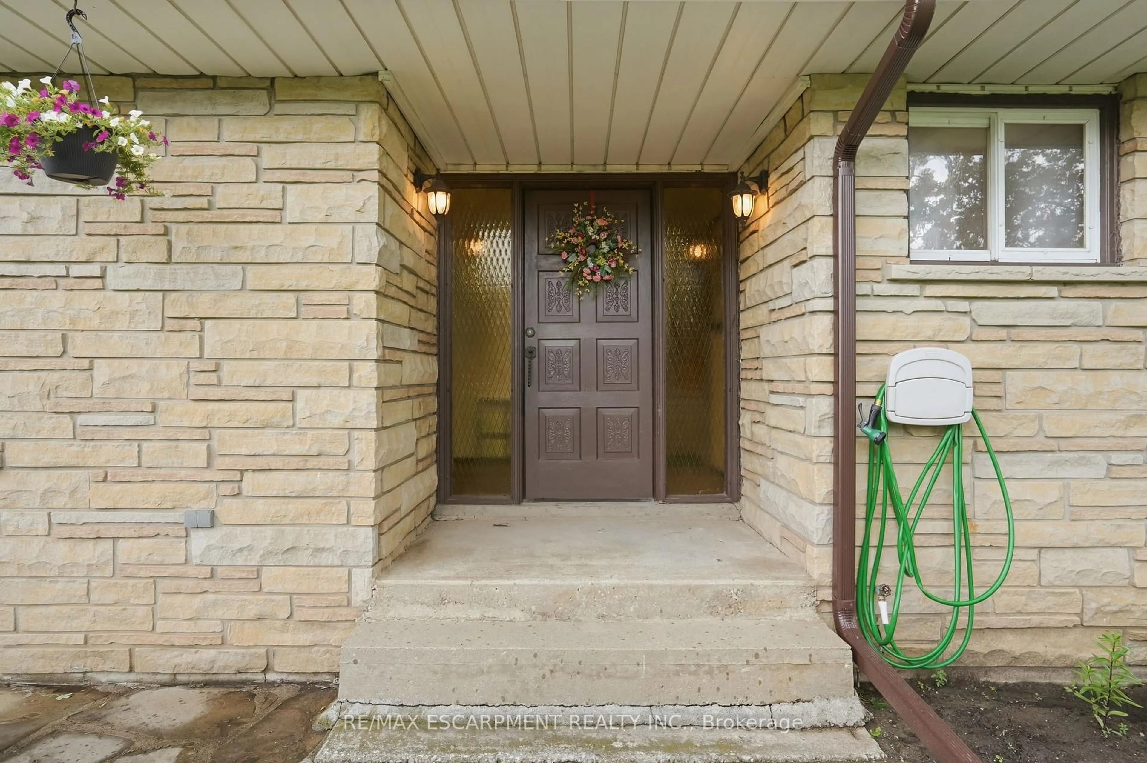 Indoor entryway for 1408 Edgewood Rd, Hamilton Ontario L8N 2Z7