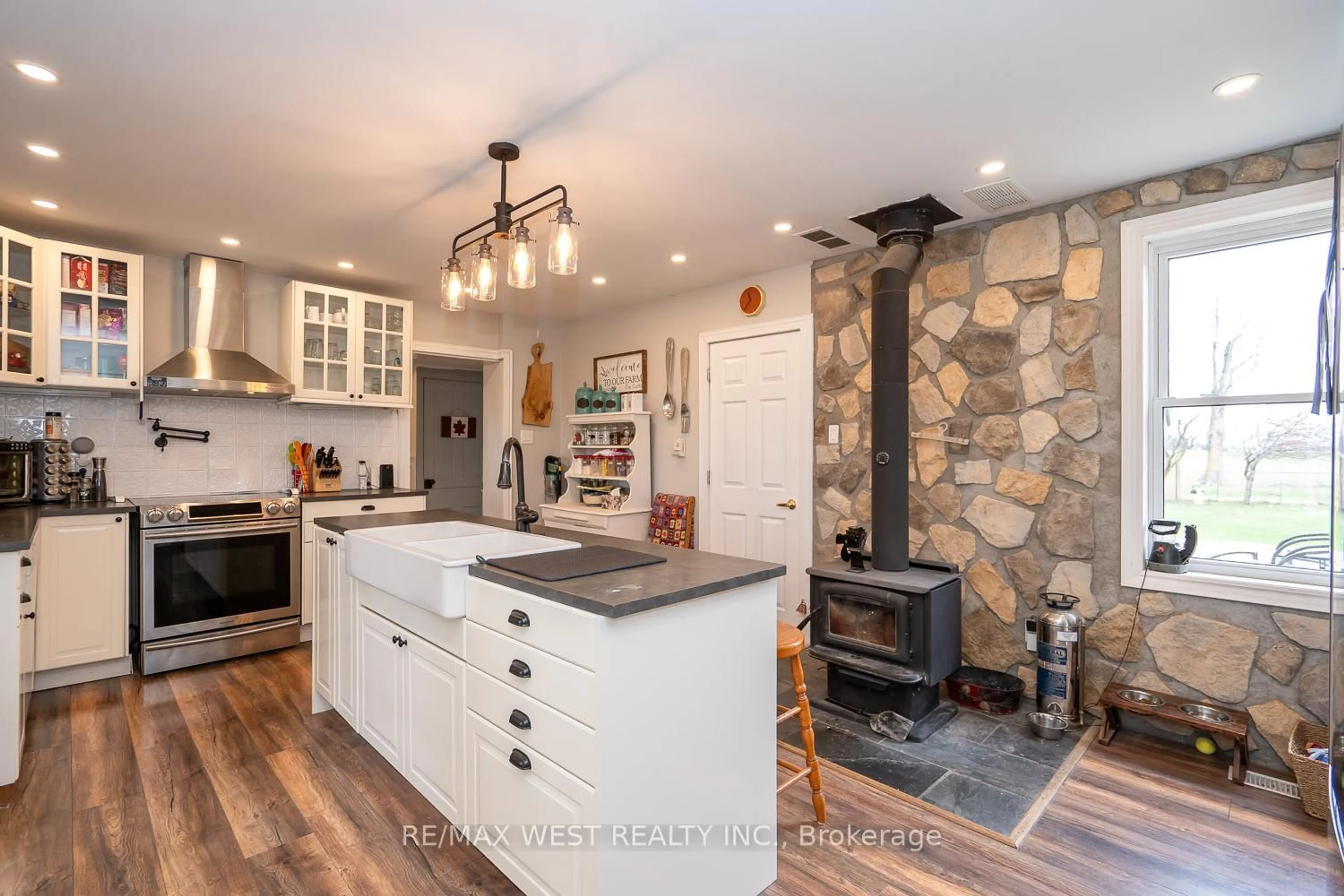 Open concept kitchen, ceramic/tile floor for 518079 County Road 124, Melancthon Ontario L9V 1V8