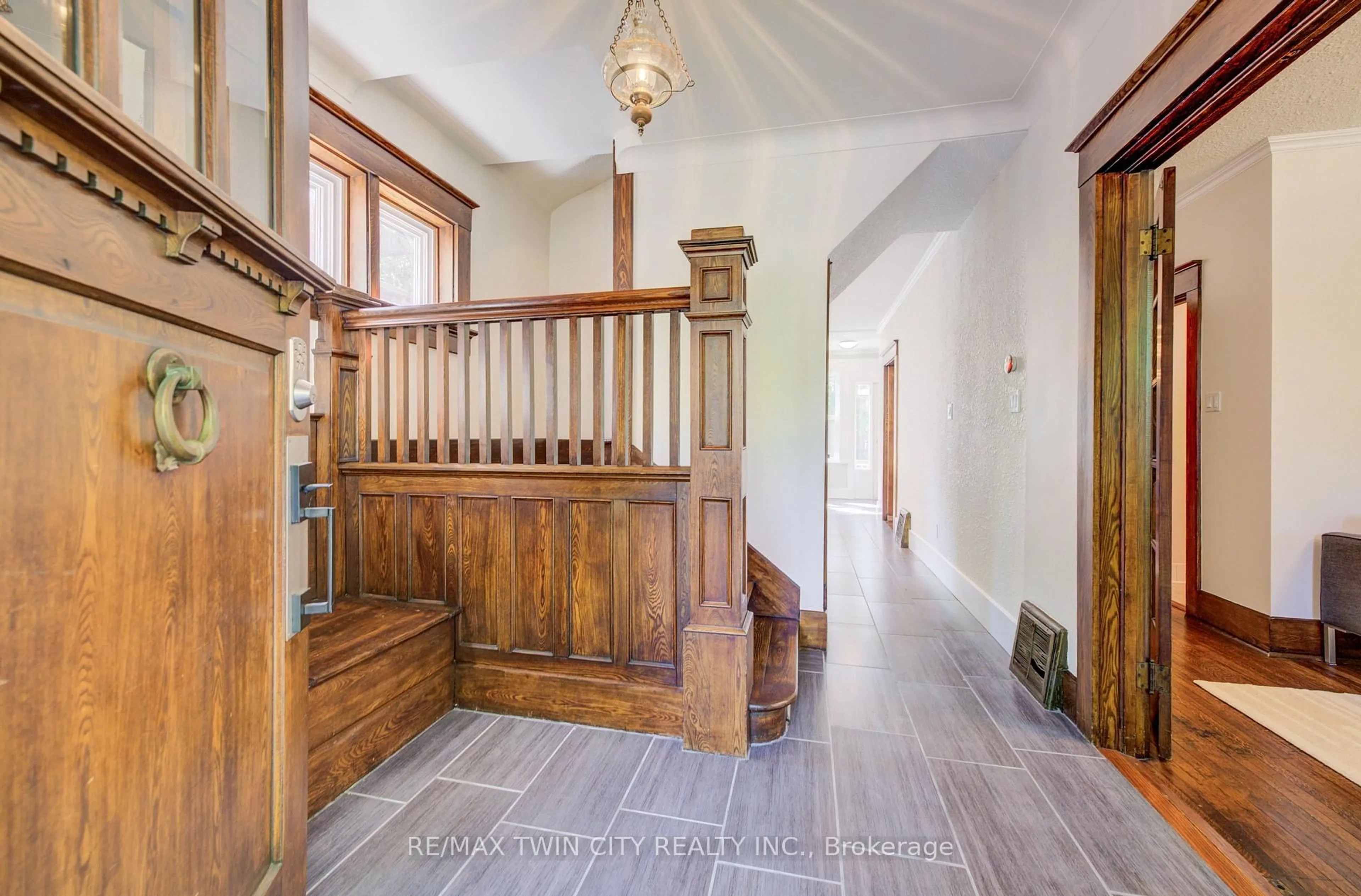 Indoor foyer for 36 Heins Ave, Kitchener Ontario N2G 1Z8