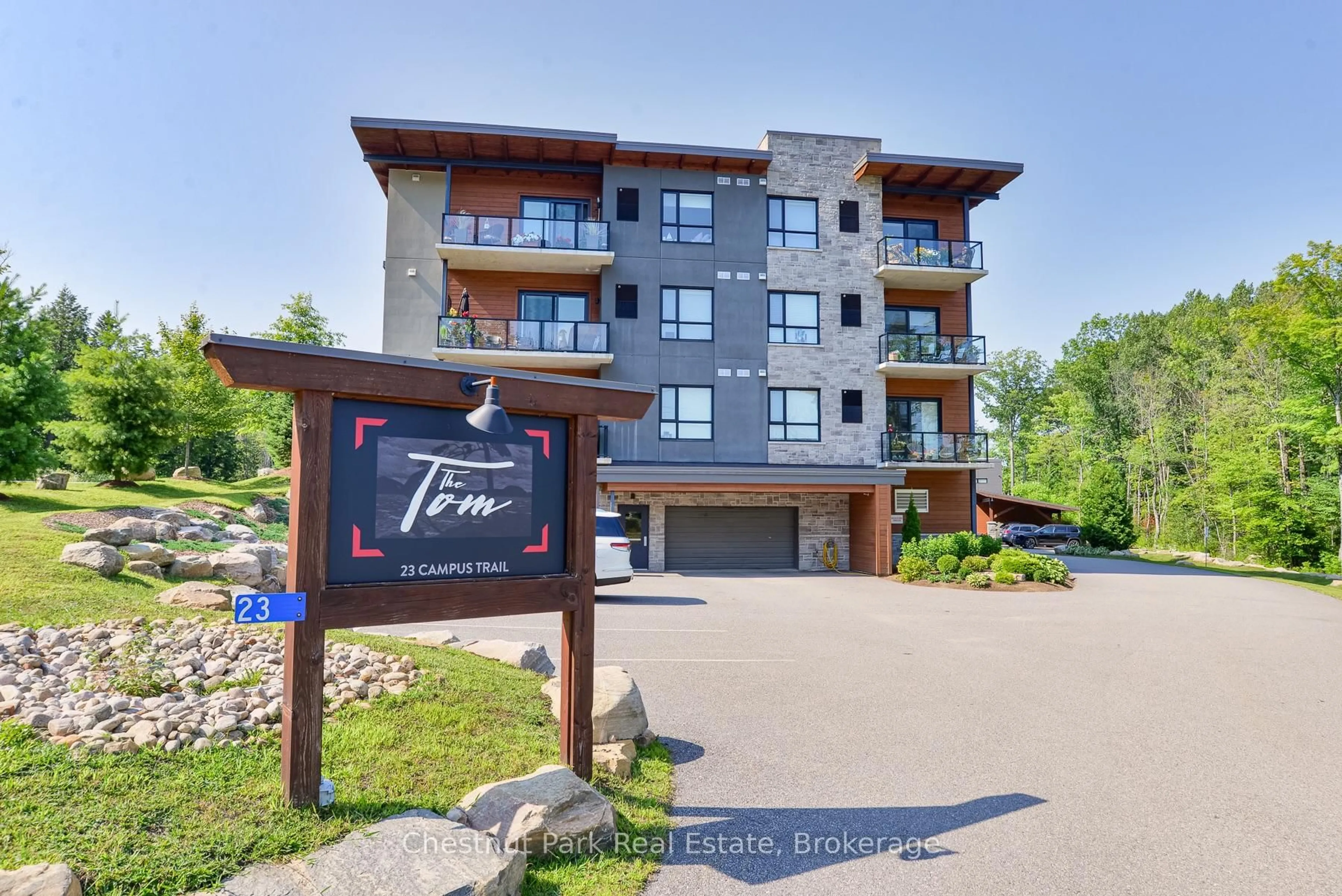Indoor foyer for 23 CAMPUS Tr #101, Huntsville Ontario P1H 0G1