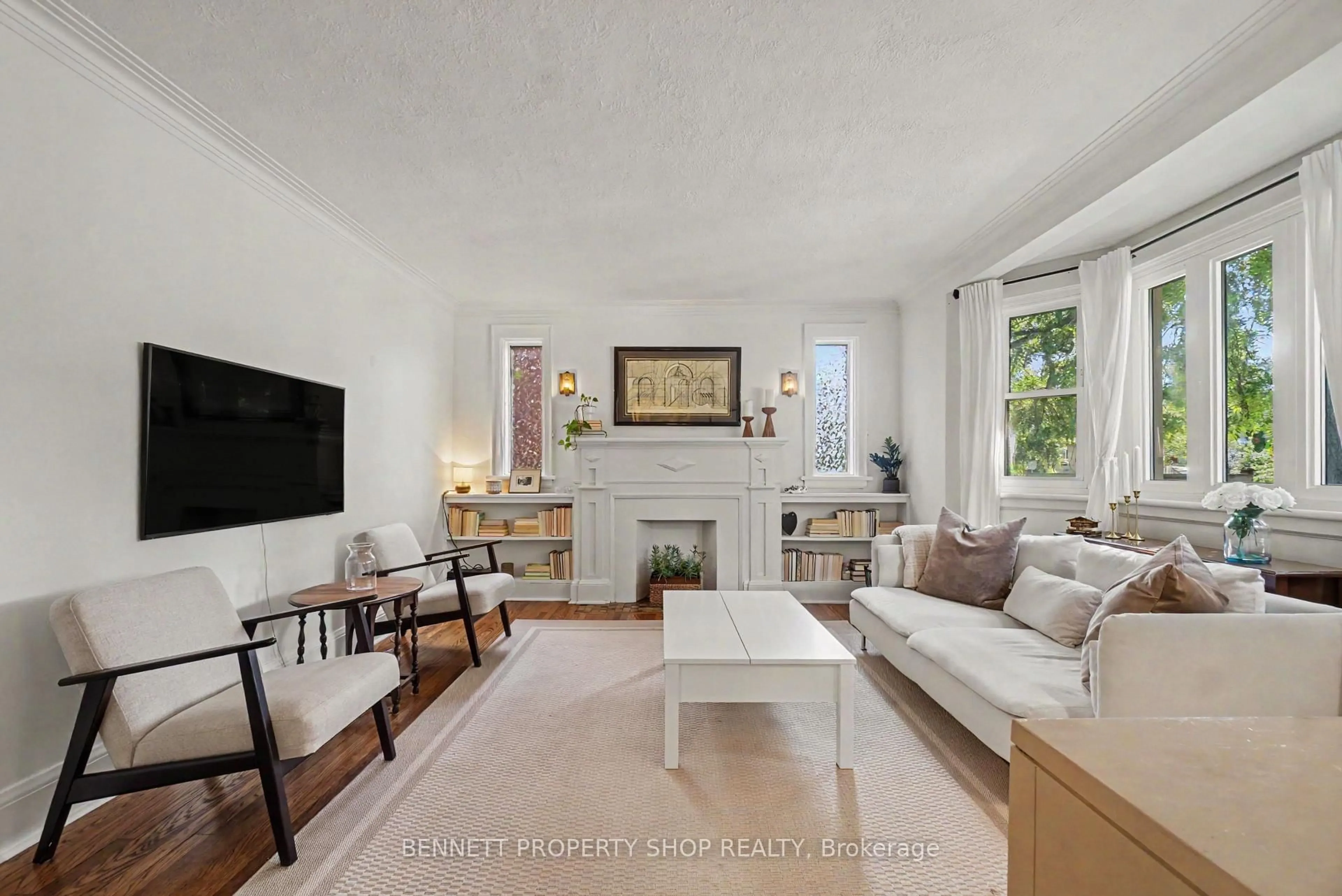 Living room with furniture, unknown for 21 Hazel St, Ottawa Ontario K1S 0E7