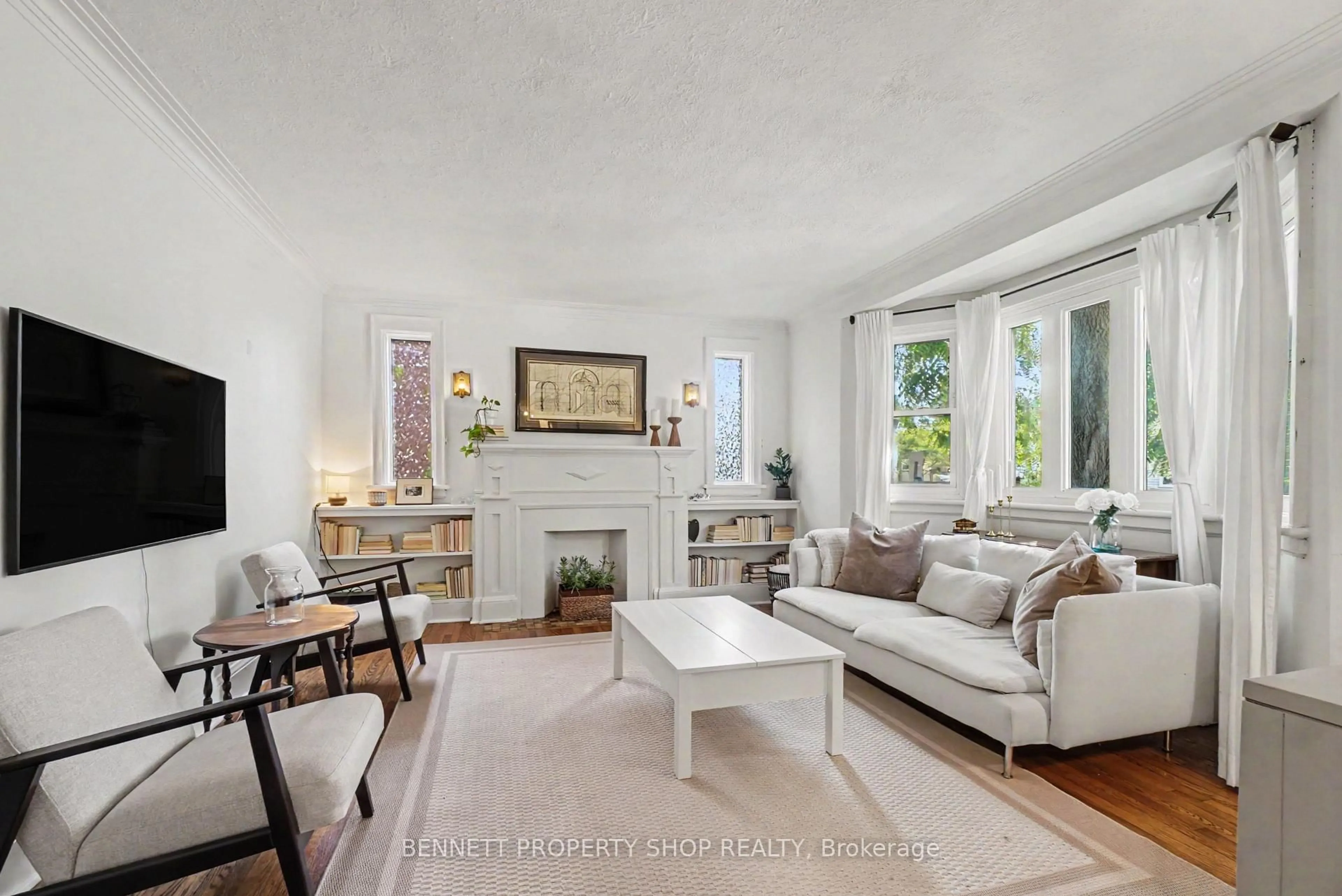 Living room with furniture, unknown for 21 Hazel St, Ottawa Ontario K1S 0E7
