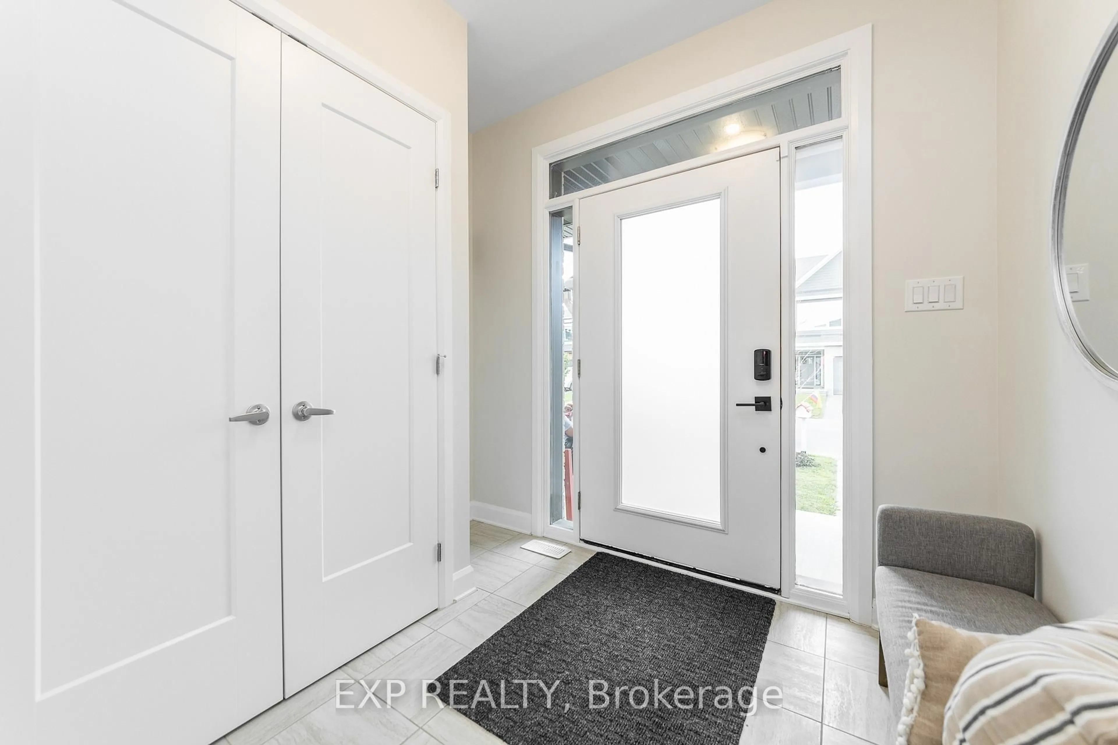 Indoor entryway for 616 Moonflower Cres, Ottawa Ontario K1T 0X8