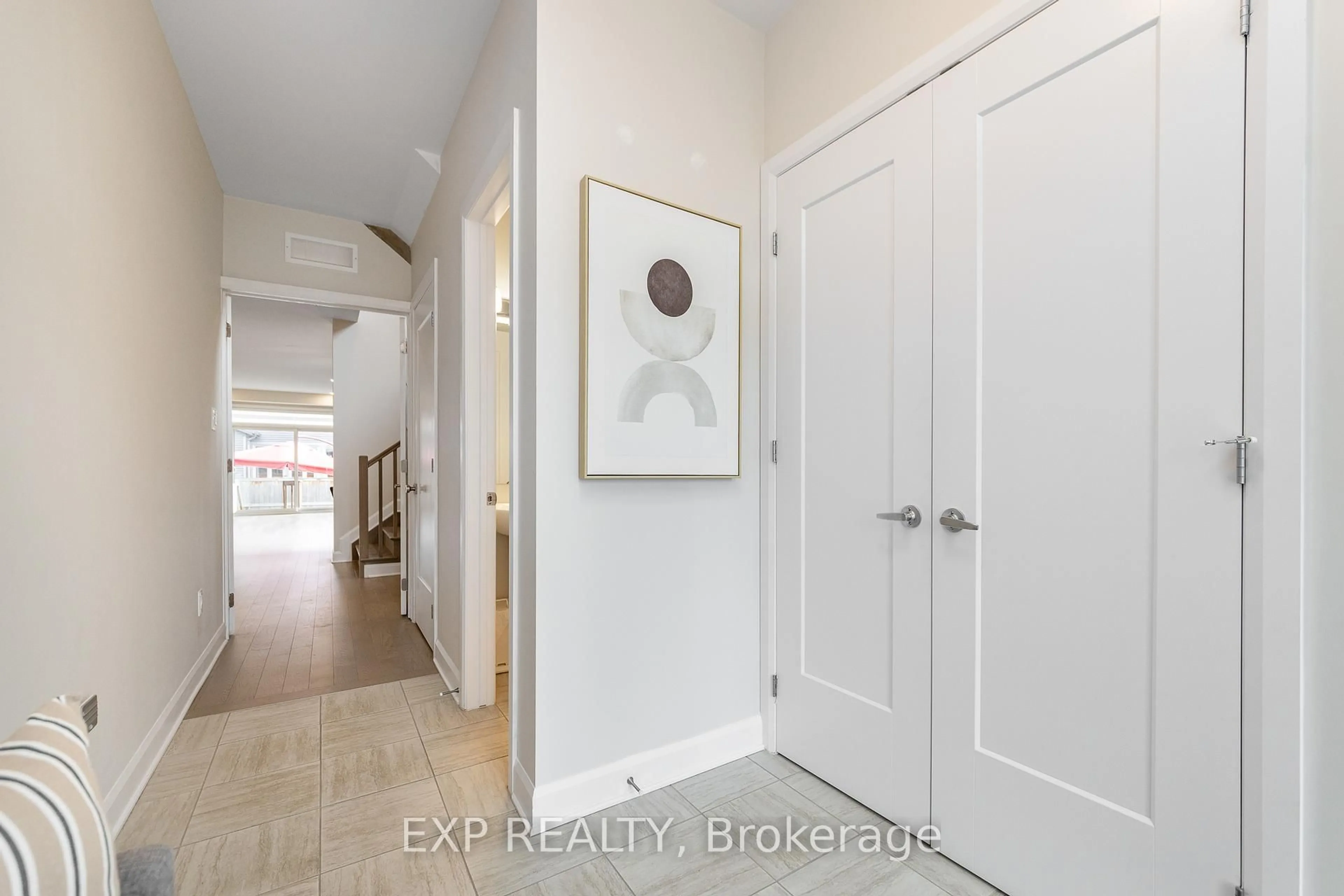 Indoor entryway for 616 Moonflower Cres, Ottawa Ontario K1T 0X8