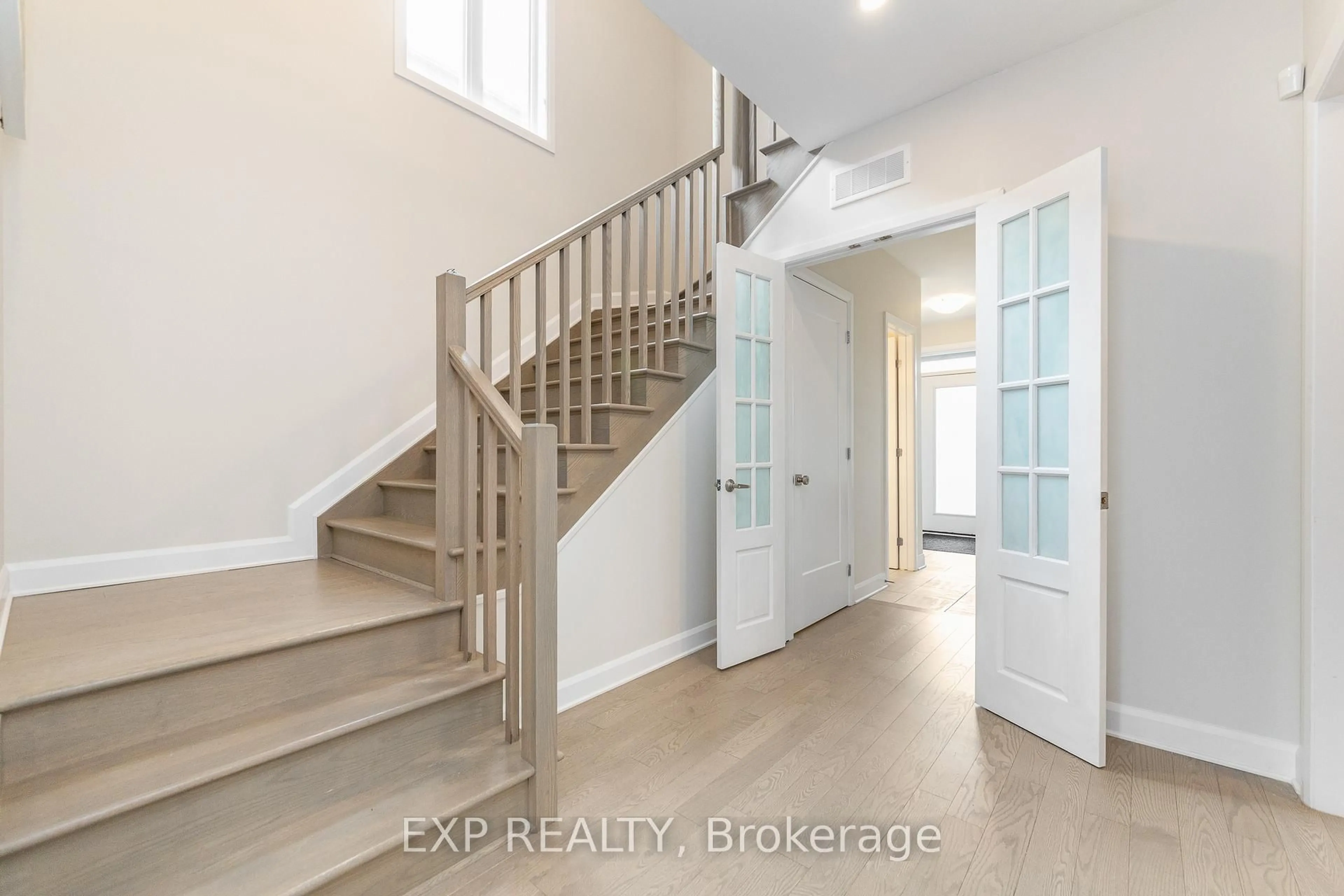 Indoor entryway for 616 Moonflower Cres, Ottawa Ontario K1T 0X8