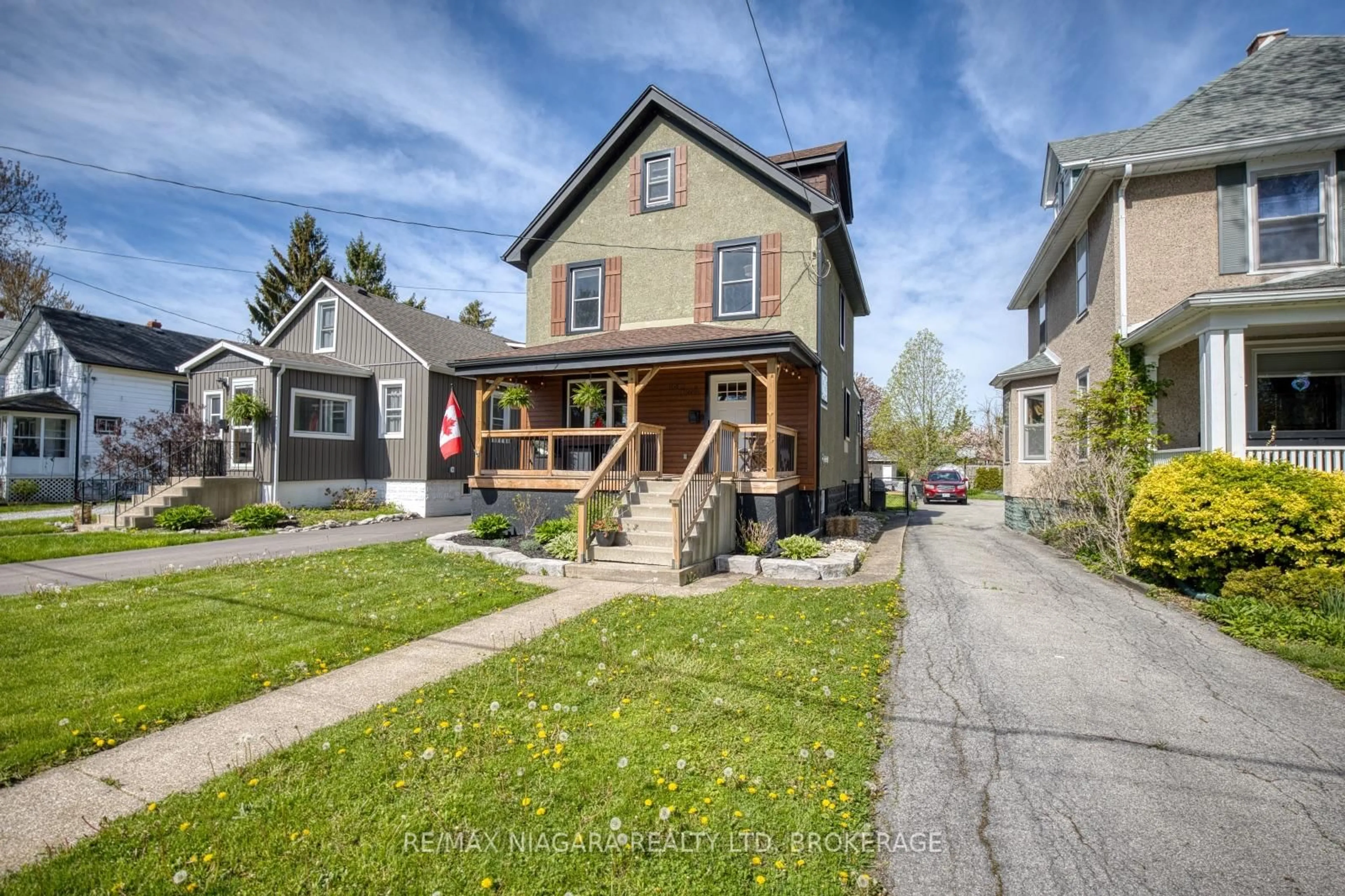 Home with vinyl exterior material, street for 168 Steele St, Port Colborne Ontario L3K 4X6