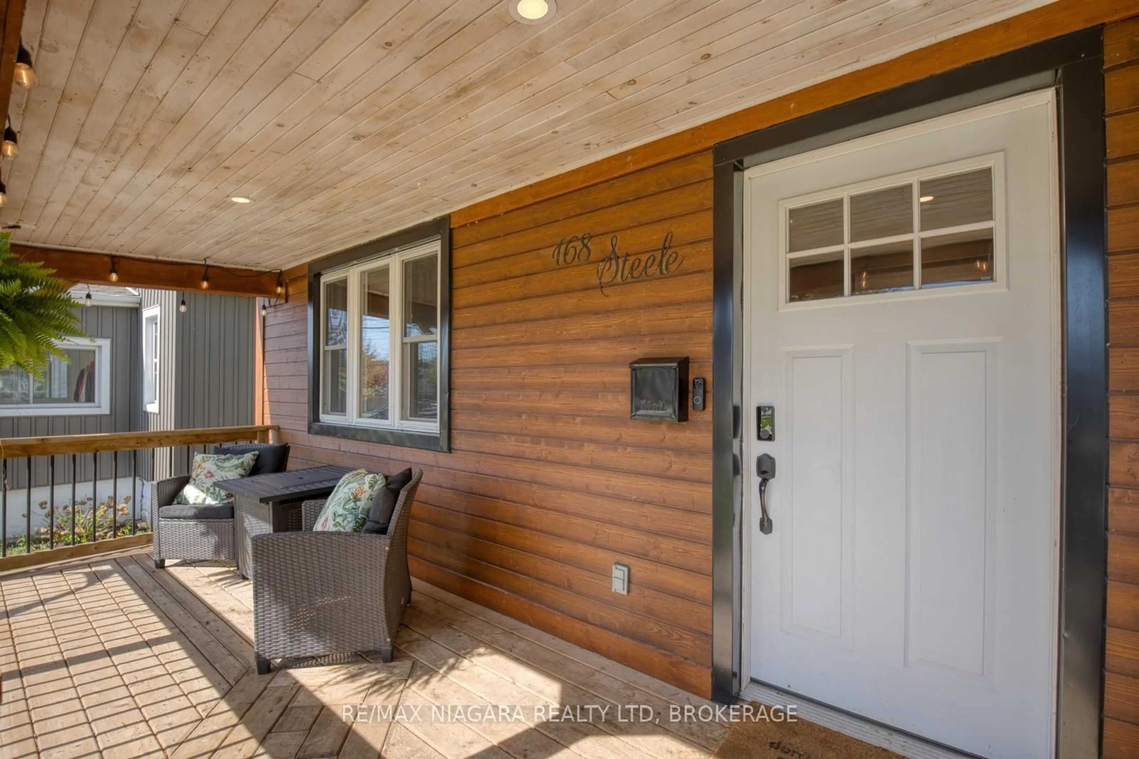 Indoor entryway for 168 Steele St, Port Colborne Ontario L3K 4X6