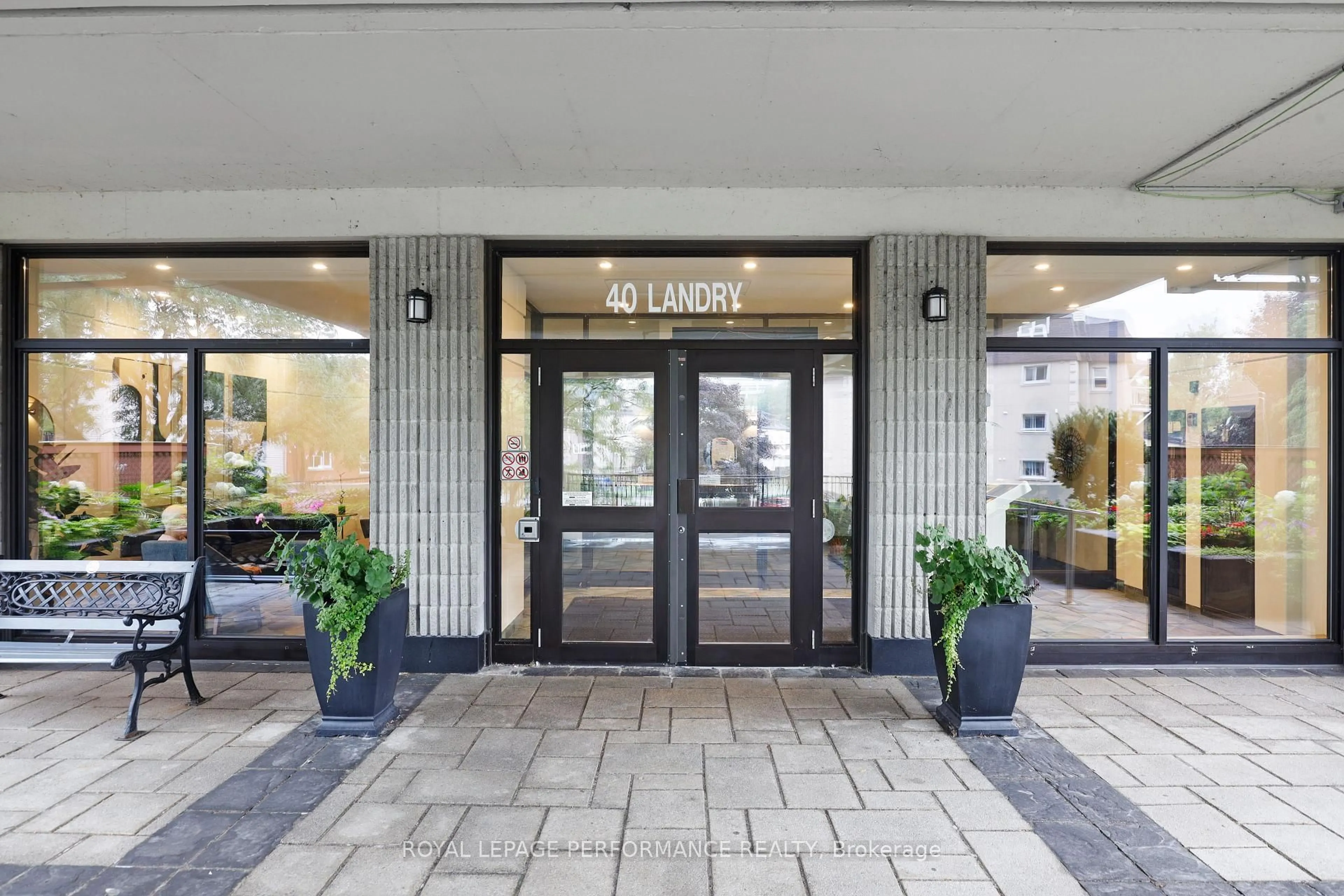 Indoor foyer for 40 Landry St #904, Ottawa Ontario K1L 8K4