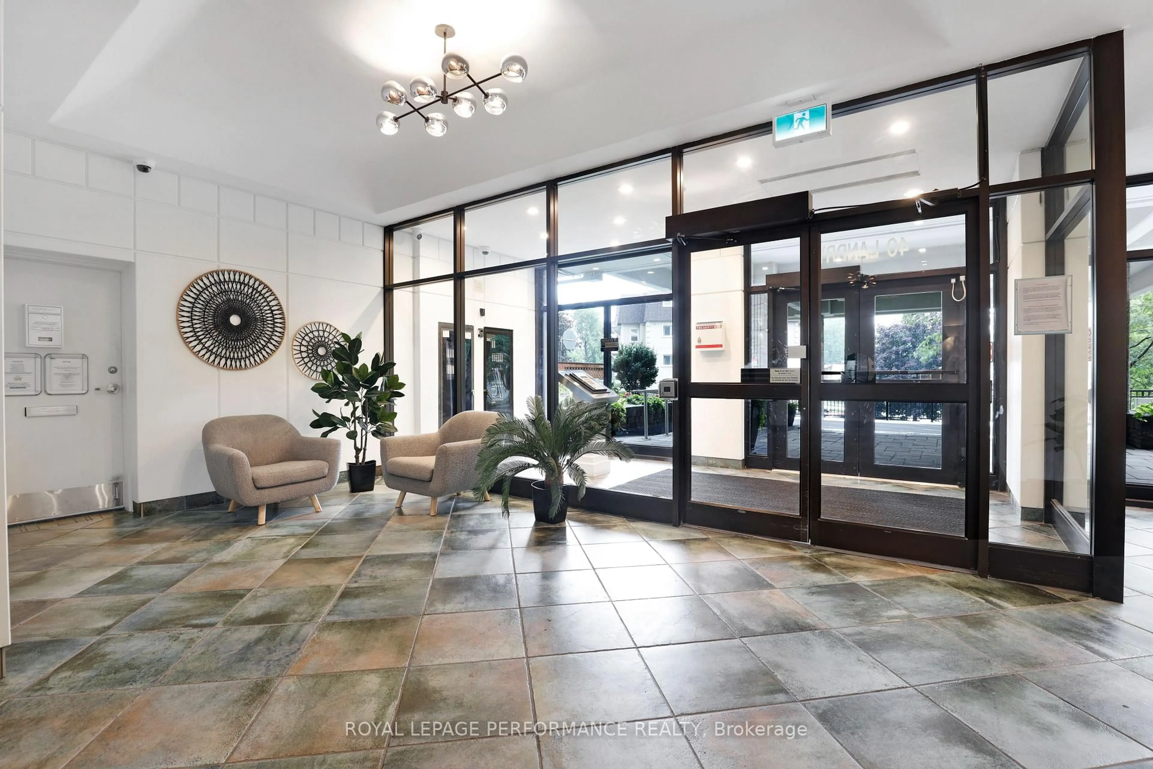 Indoor foyer for 40 Landry St #904, Ottawa Ontario K1L 8K4