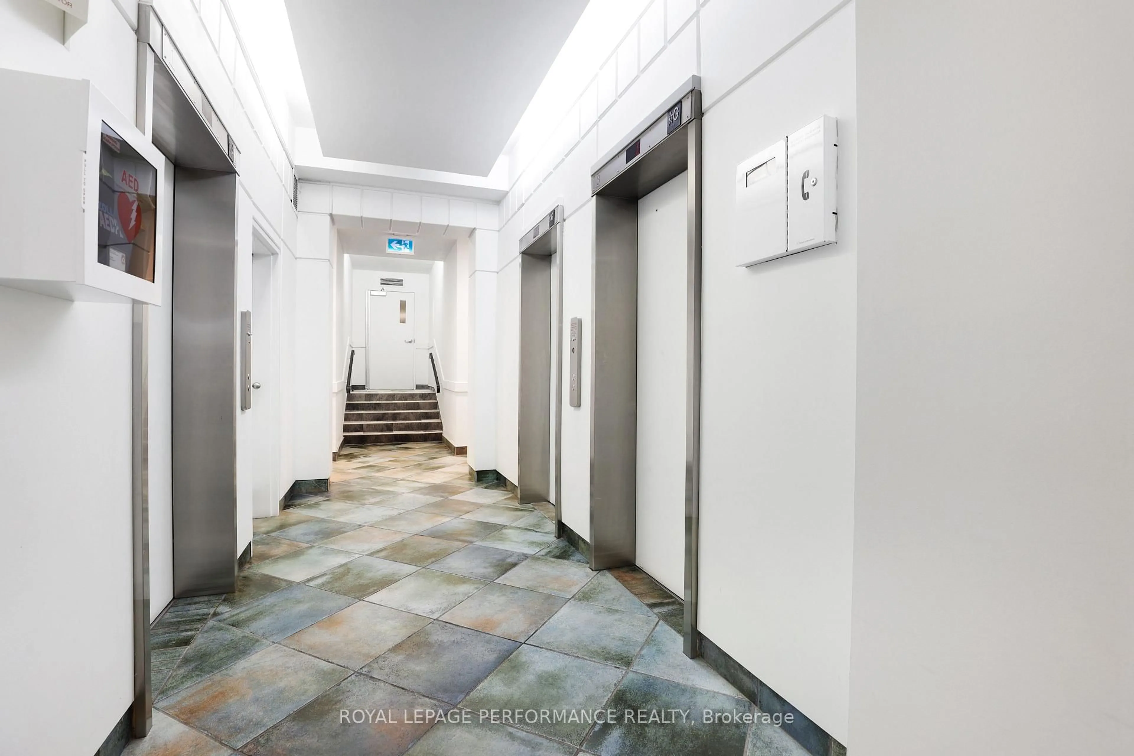 Indoor foyer for 40 Landry St #904, Ottawa Ontario K1L 8K4