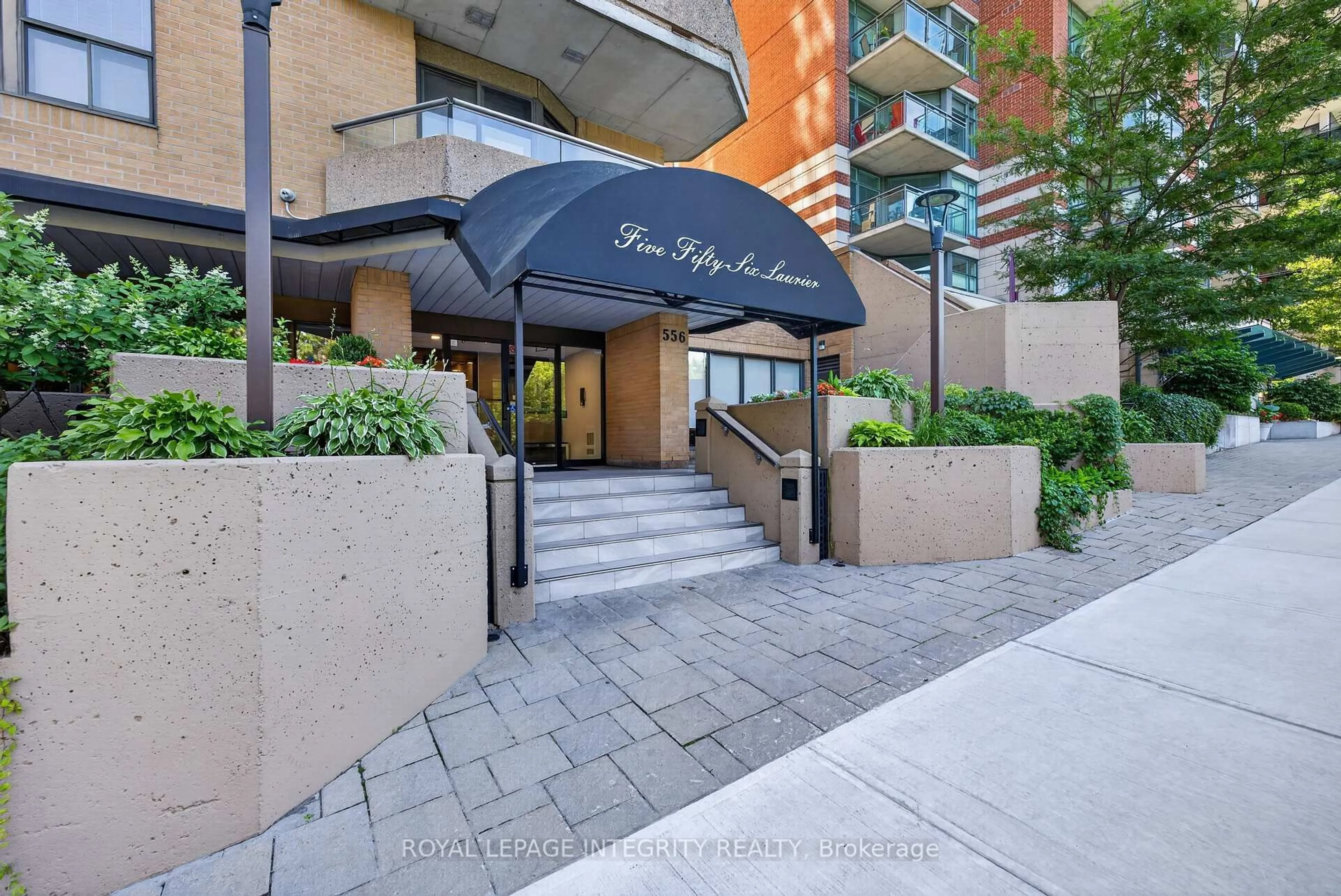 Indoor foyer for 556 Laurier Ave #1606, Ottawa Ontario K1R 7X2
