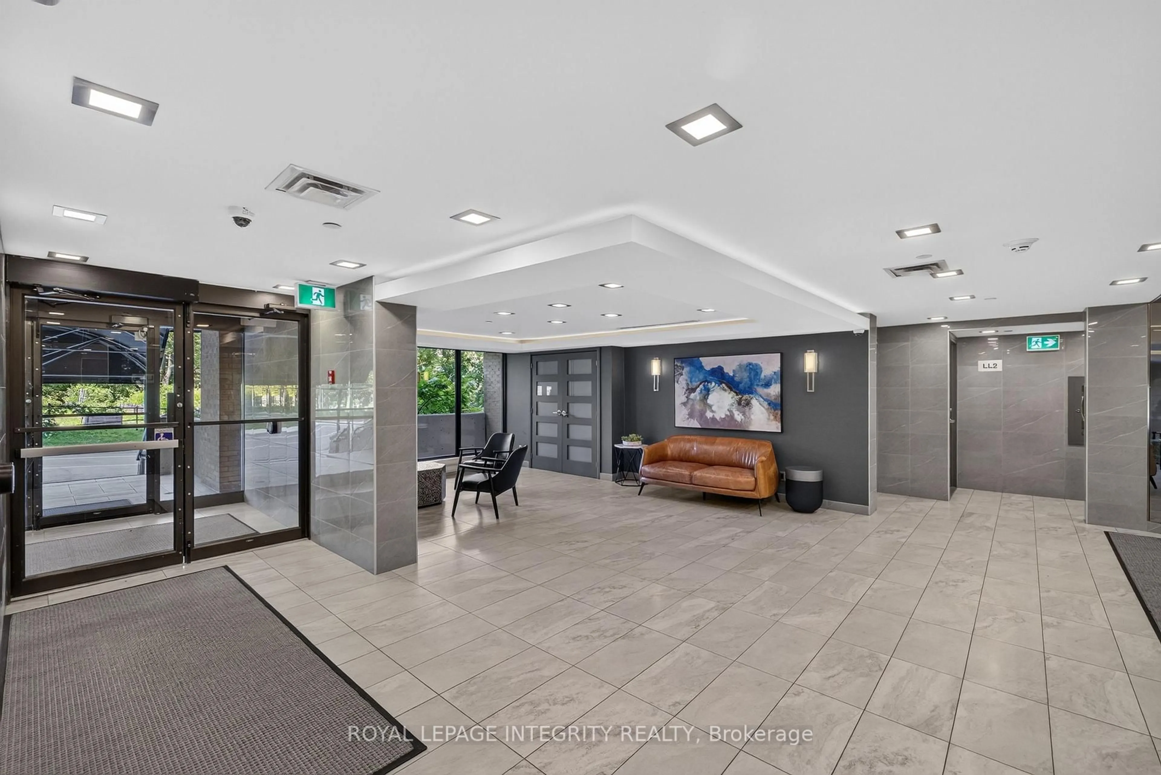 Indoor foyer for 556 Laurier Ave #1606, Ottawa Ontario K1R 7X2