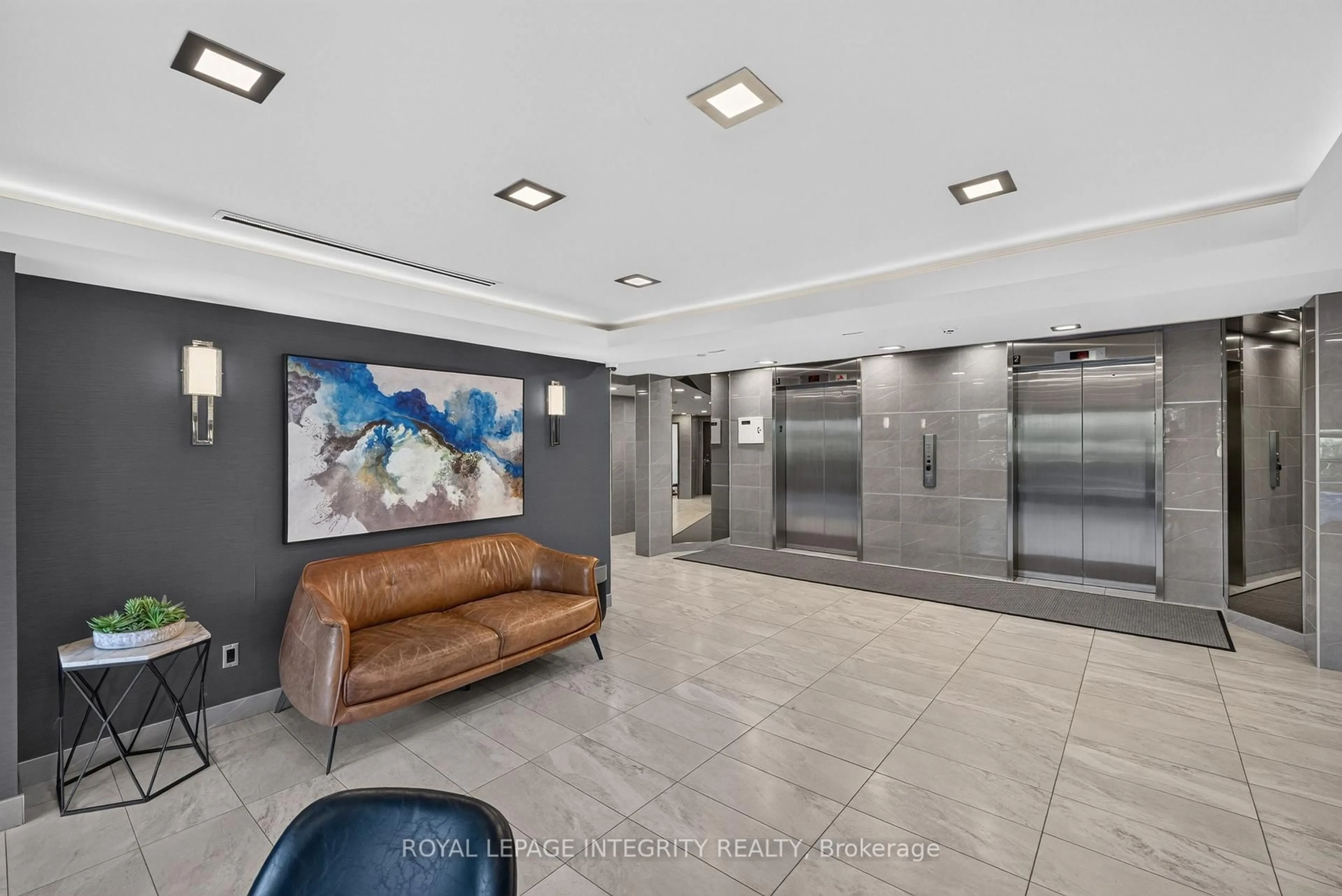 Lobby for 556 Laurier Ave #1606, Ottawa Ontario K1R 7X2