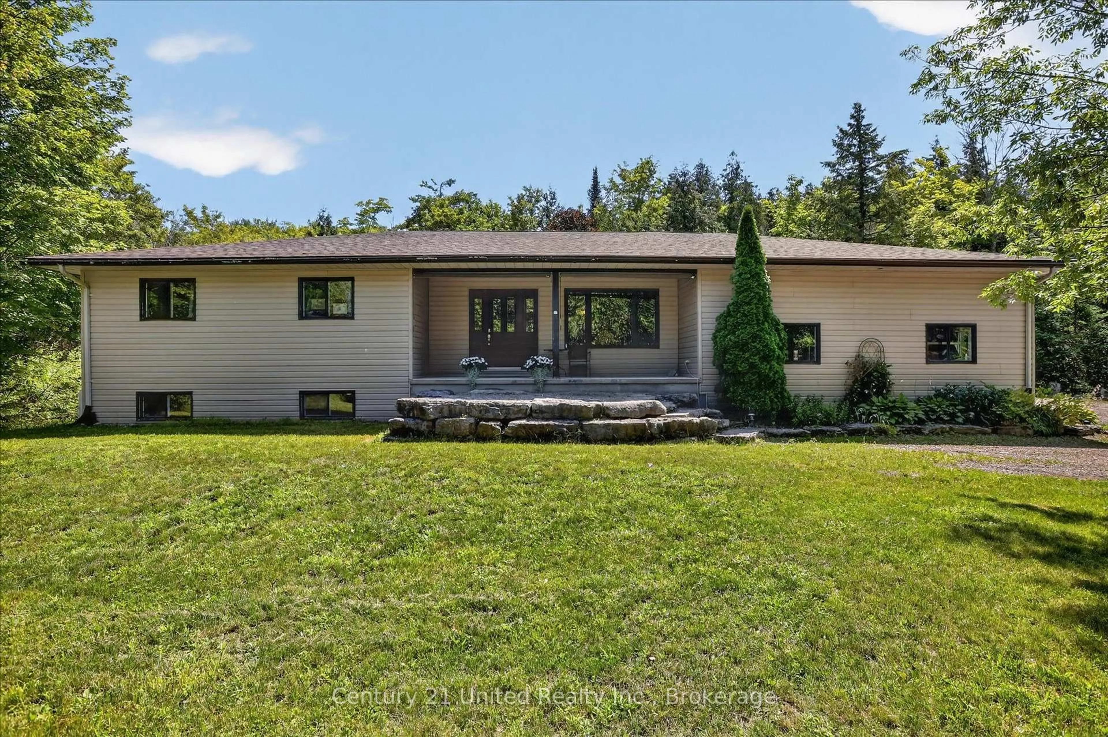 Home with vinyl exterior material, unknown for 923 Rock Rd, Douro-Dummer Ontario K0L 3A0