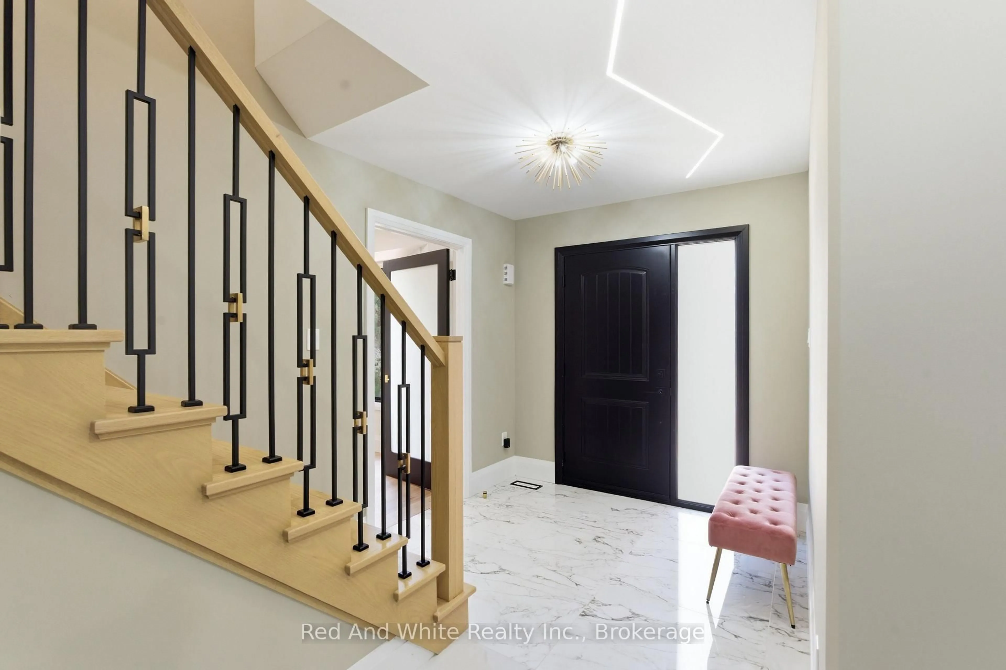 Indoor foyer for 11 Bridlewood Dr, Guelph Ontario N1G 4A5