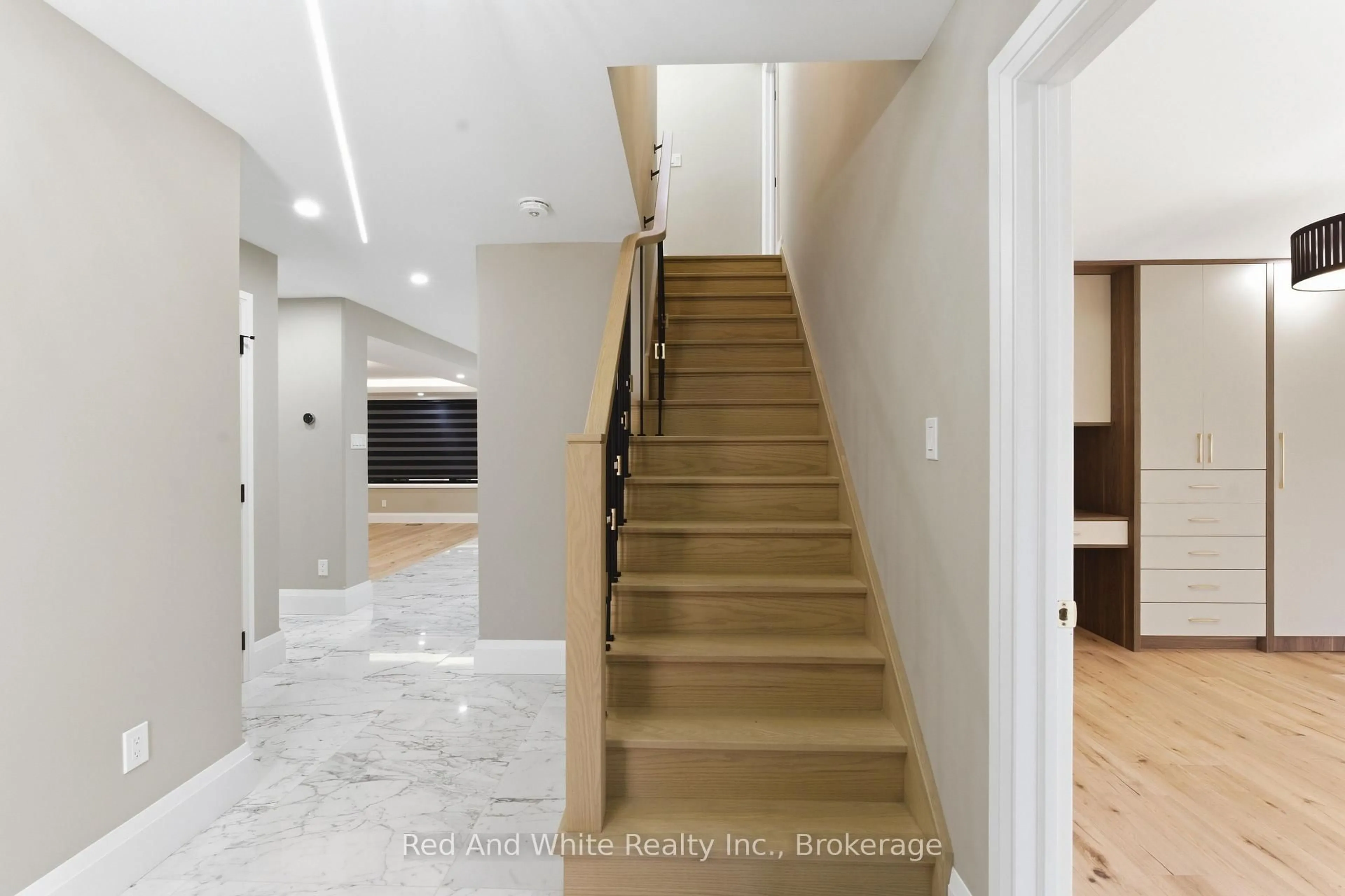 Indoor entryway for 11 Bridlewood Dr, Guelph Ontario N1G 4A5