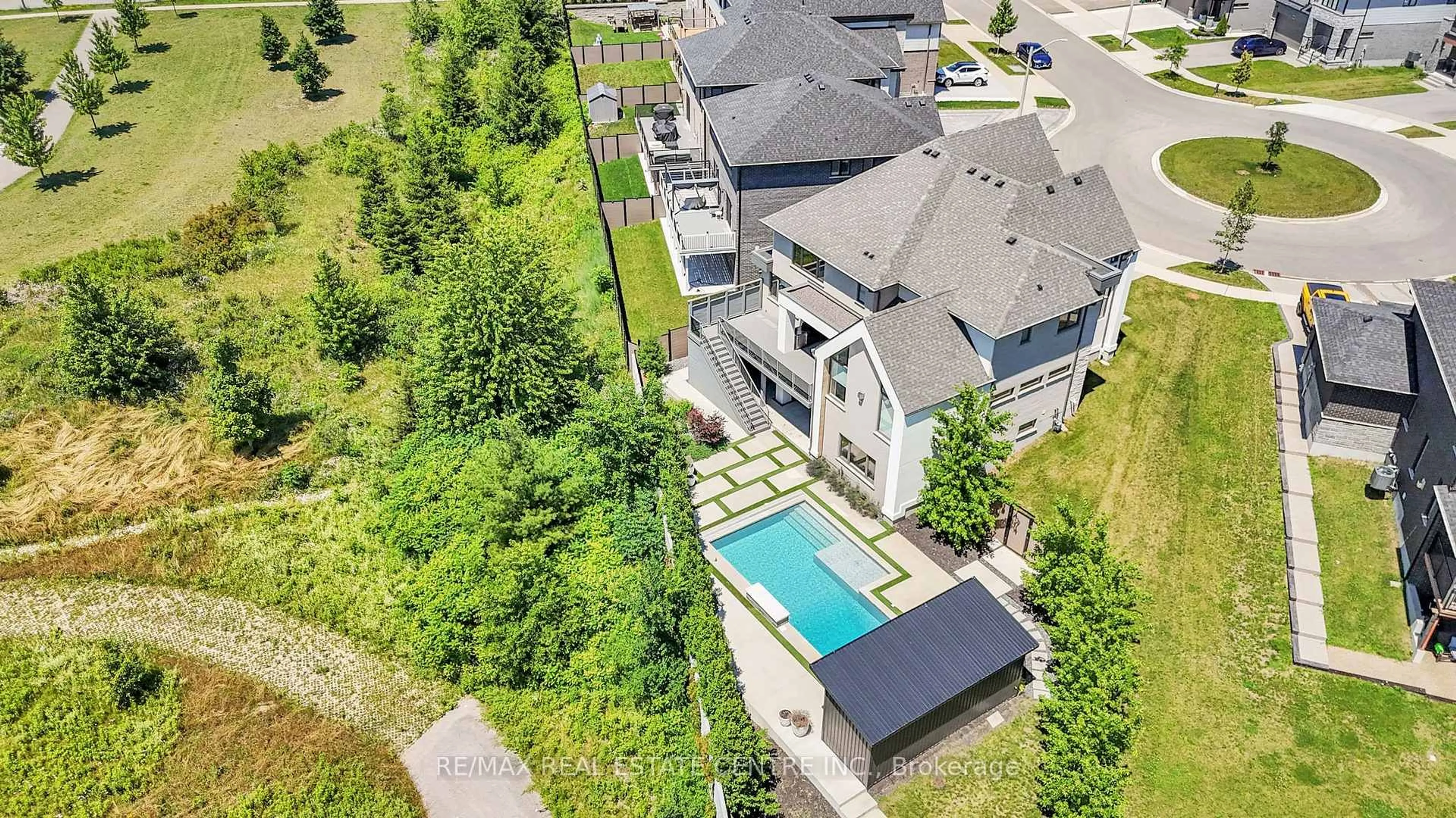 A pic from outside/outdoor area/front of a property/back of a property/a pic from drone, unknown for 920 Thomas Pedder Crt, Kitchener Ontario N2P 0C2