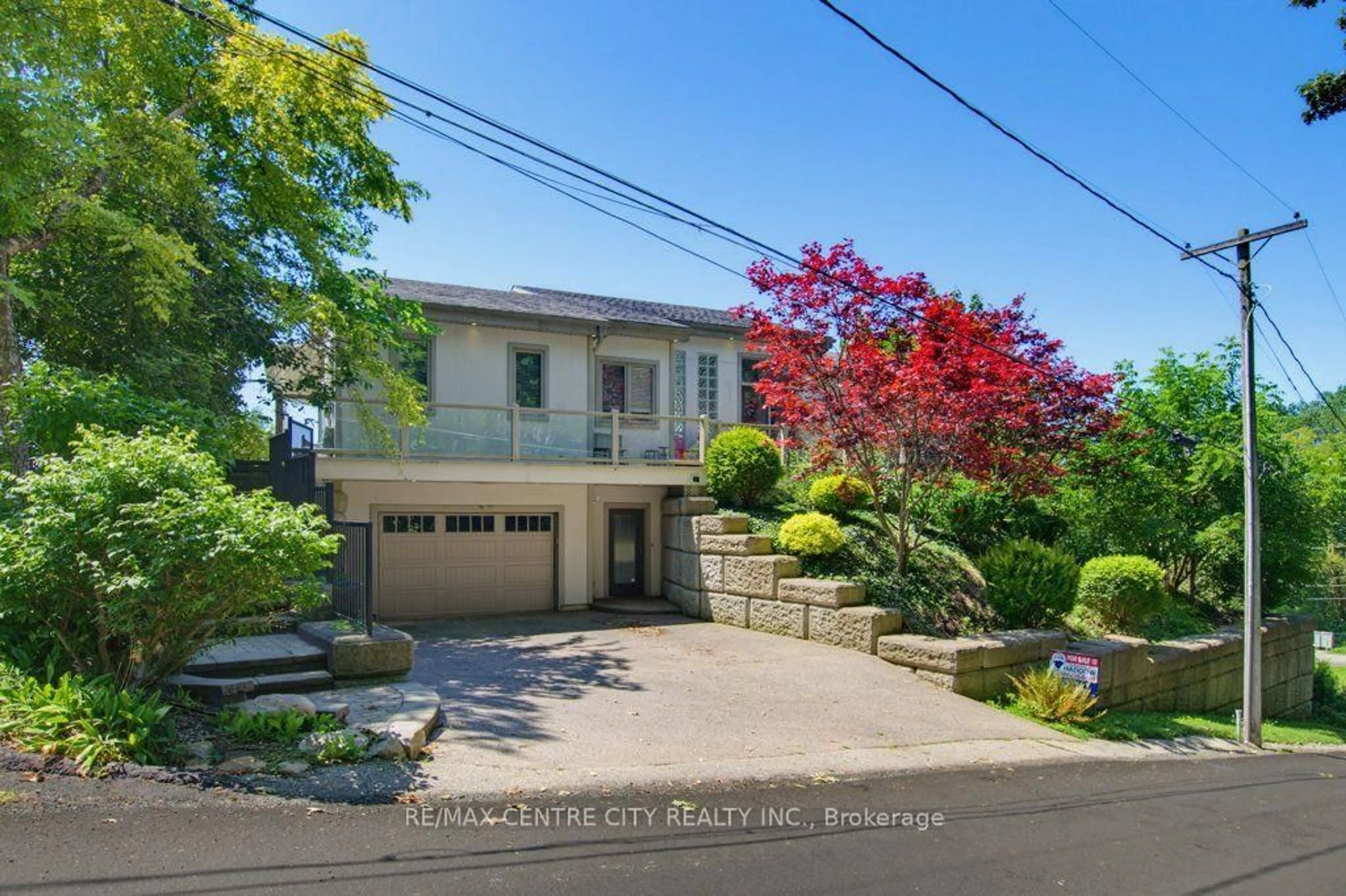 A pic from outside/outdoor area/front of a property/back of a property/a pic from drone, street for 174 Brayside St, Central Elgin Ontario N5L 1A2