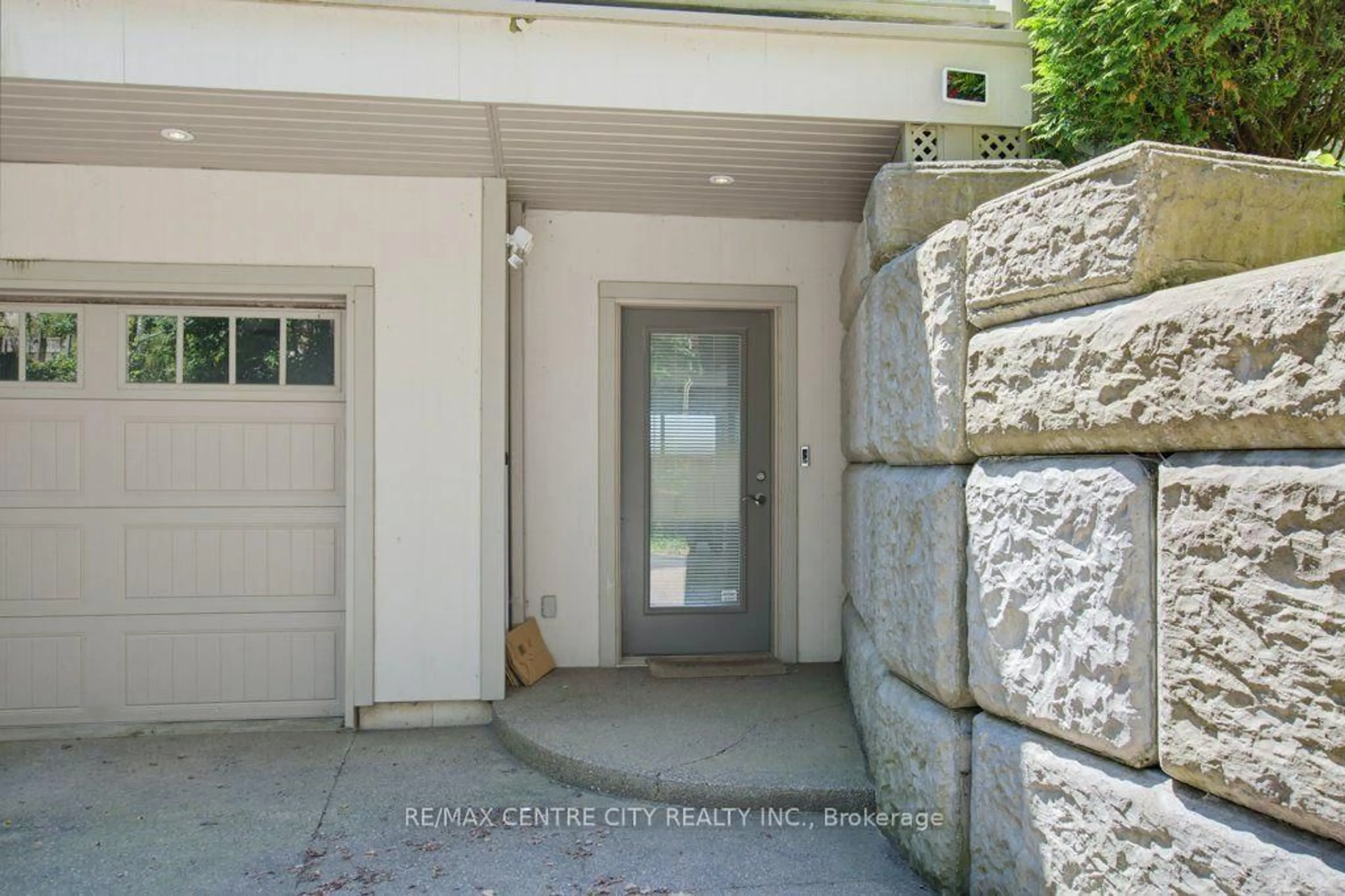 Indoor entryway for 174 Brayside St, Central Elgin Ontario N5L 1A2