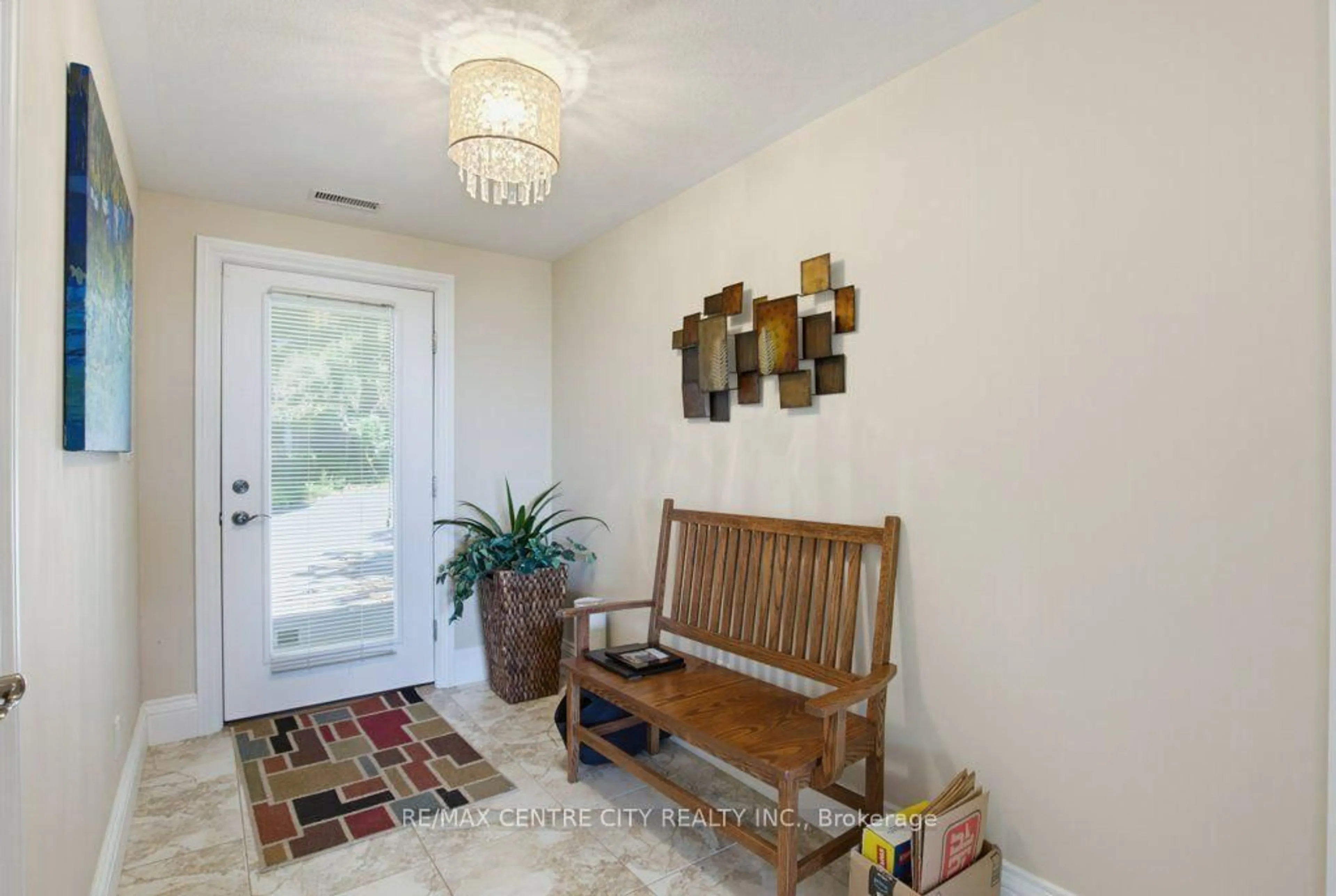 Indoor entryway for 174 Brayside St, Central Elgin Ontario N5L 1A2