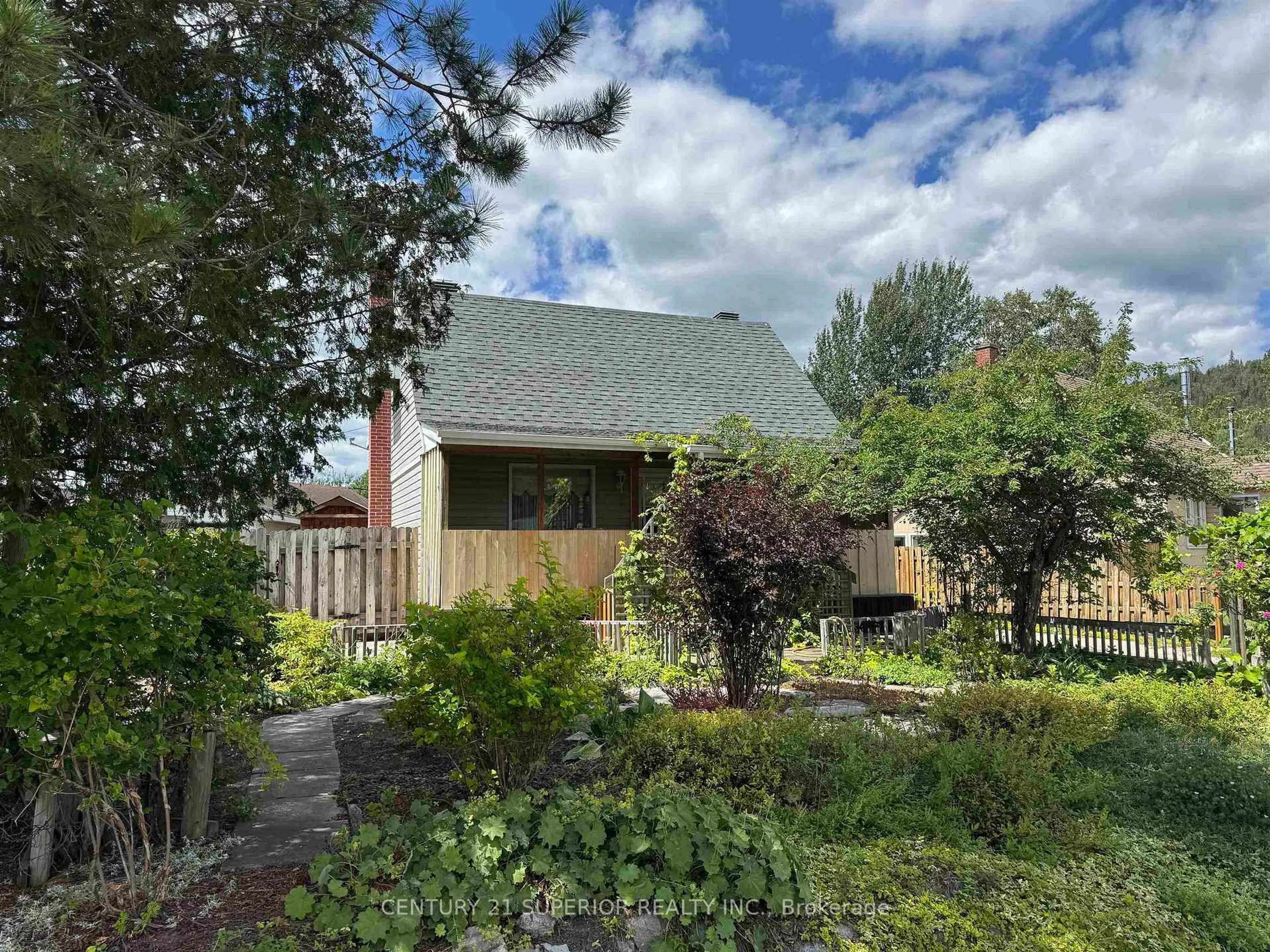 Unknown for 20 Heron Dr, Manitouwadge Ontario P0T 2C0