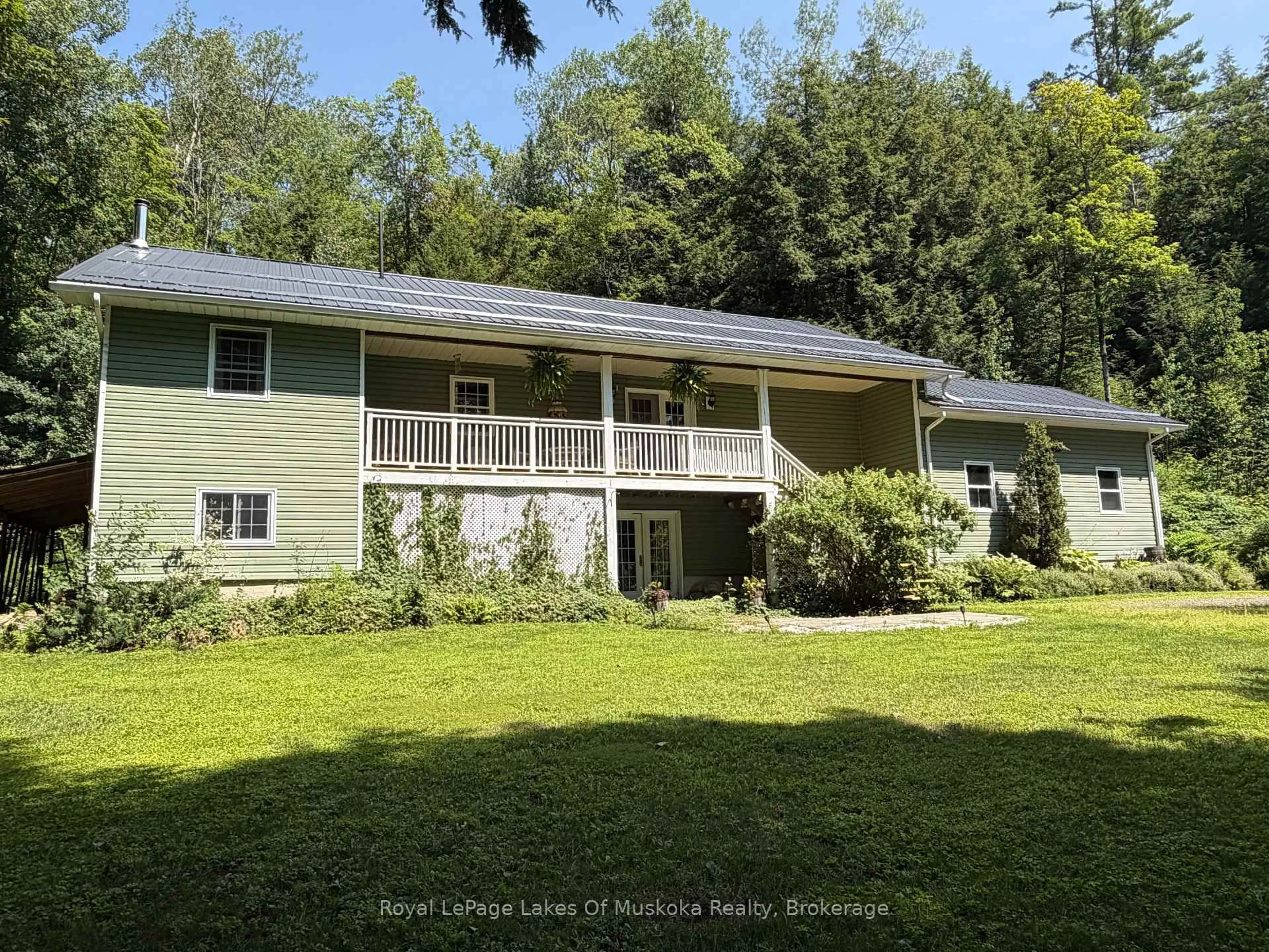 A pic from outside/outdoor area/front of a property/back of a property/a pic from drone, unknown for 1185 Miriam Dr, Bracebridge Ontario P1L 1X1