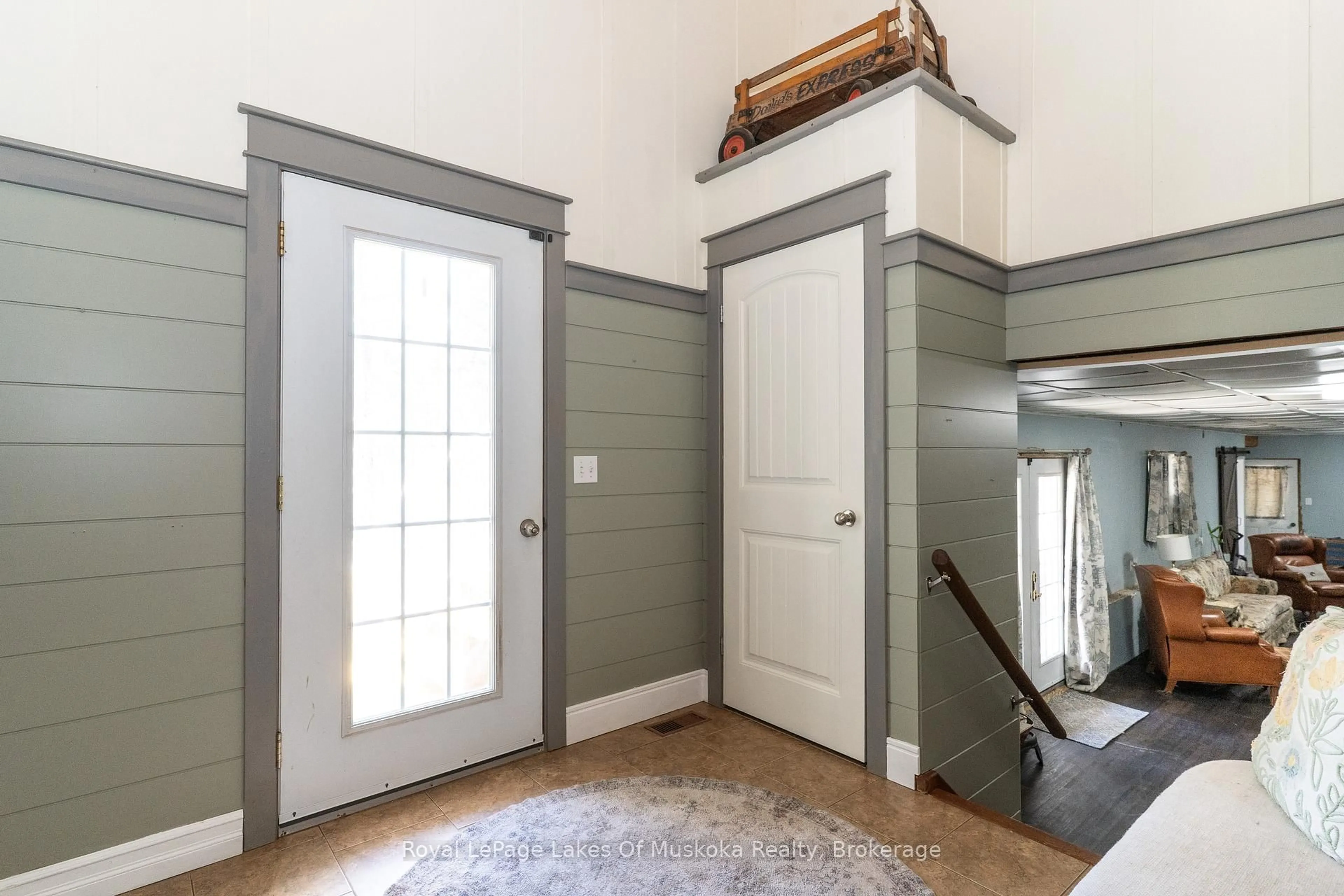 Indoor entryway for 1185 Miriam Dr, Bracebridge Ontario P1L 1X1