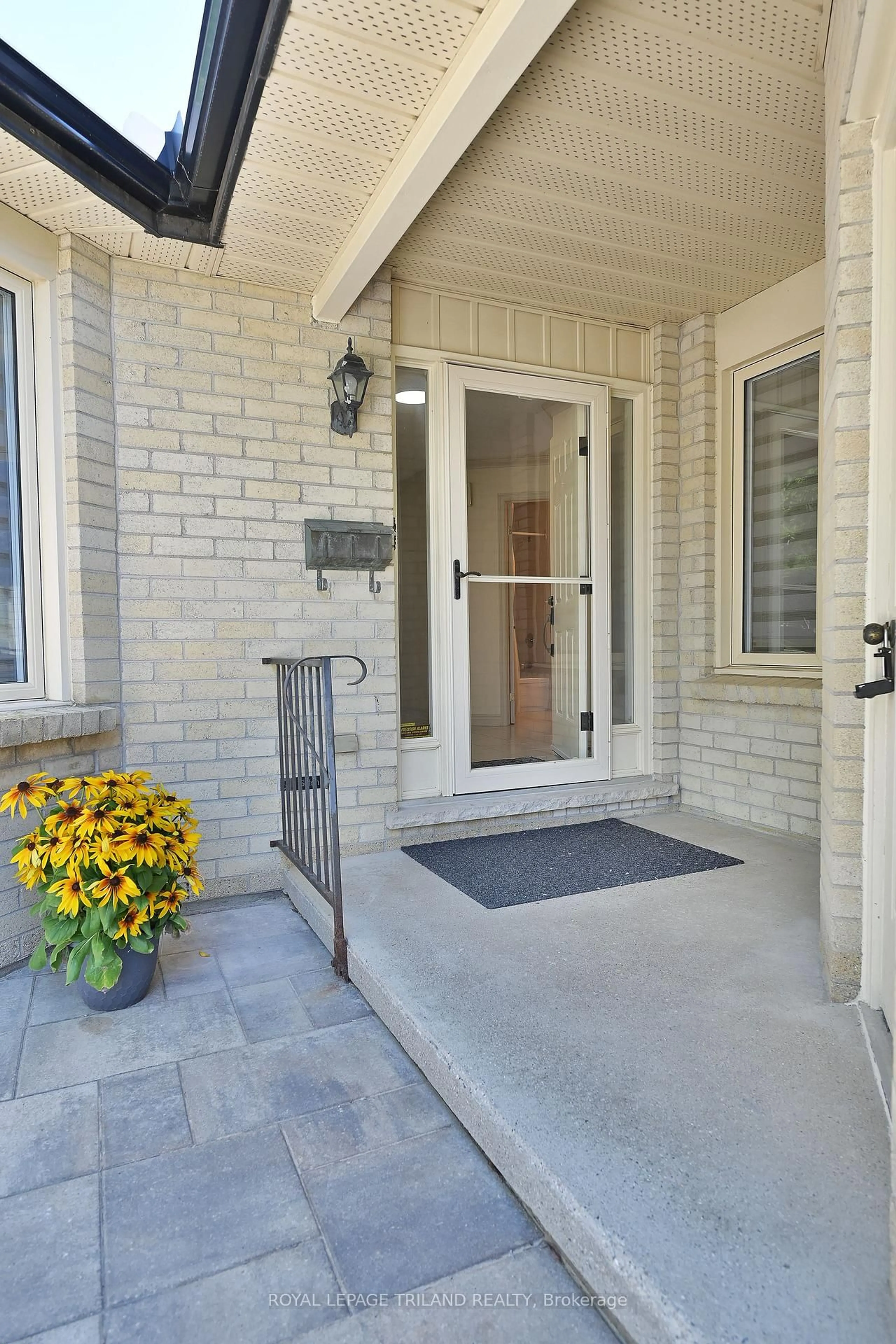 Indoor entryway for 94 Pine Valley Gate #4, London South Ontario N6J 4P7