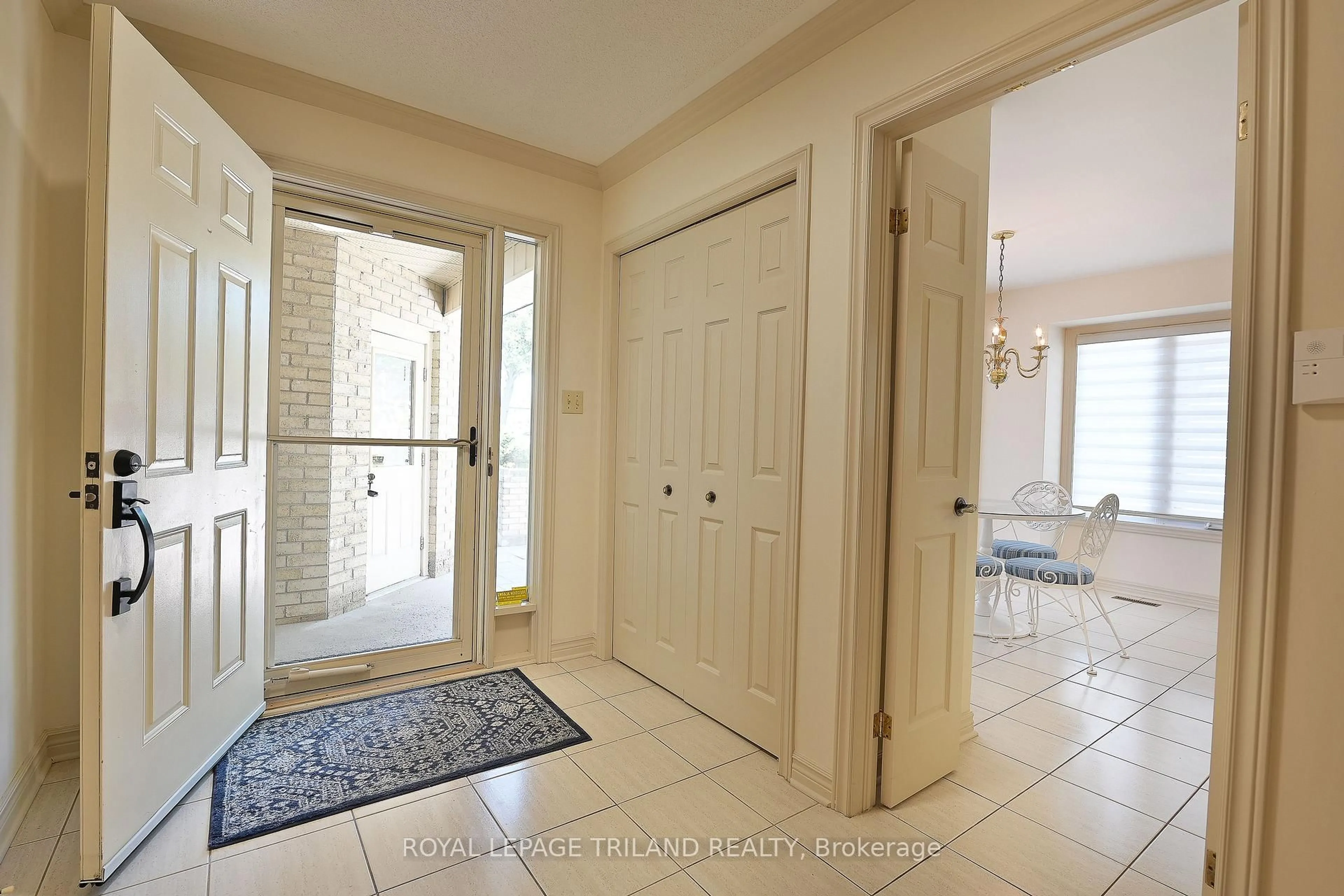 Indoor entryway for 94 Pine Valley Gate #4, London South Ontario N6J 4P7