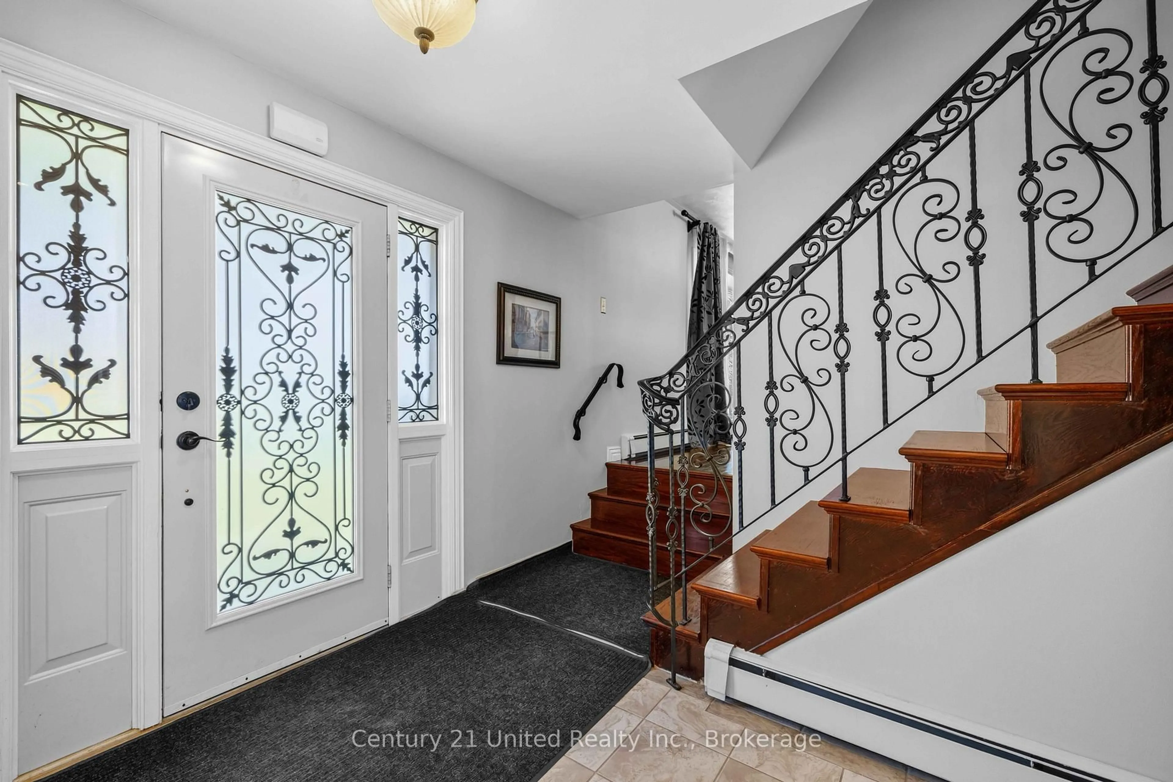 Indoor entryway for 214 Hillview Dr, Peterborough Ontario K9K 2N2