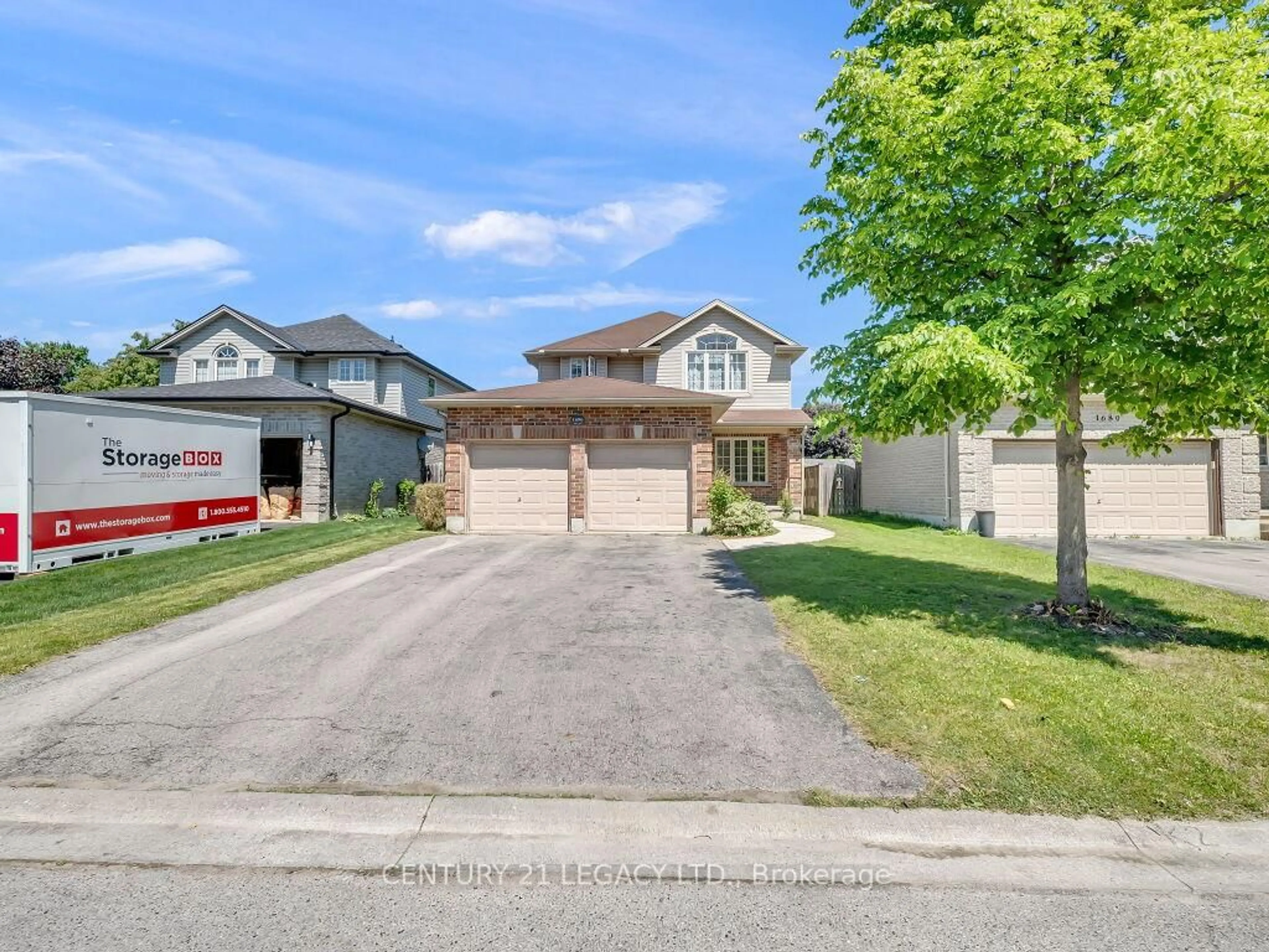 A pic from outside/outdoor area/front of a property/back of a property/a pic from drone, street for 1686 Jubilee Dr, London North Ontario N6G 5K5