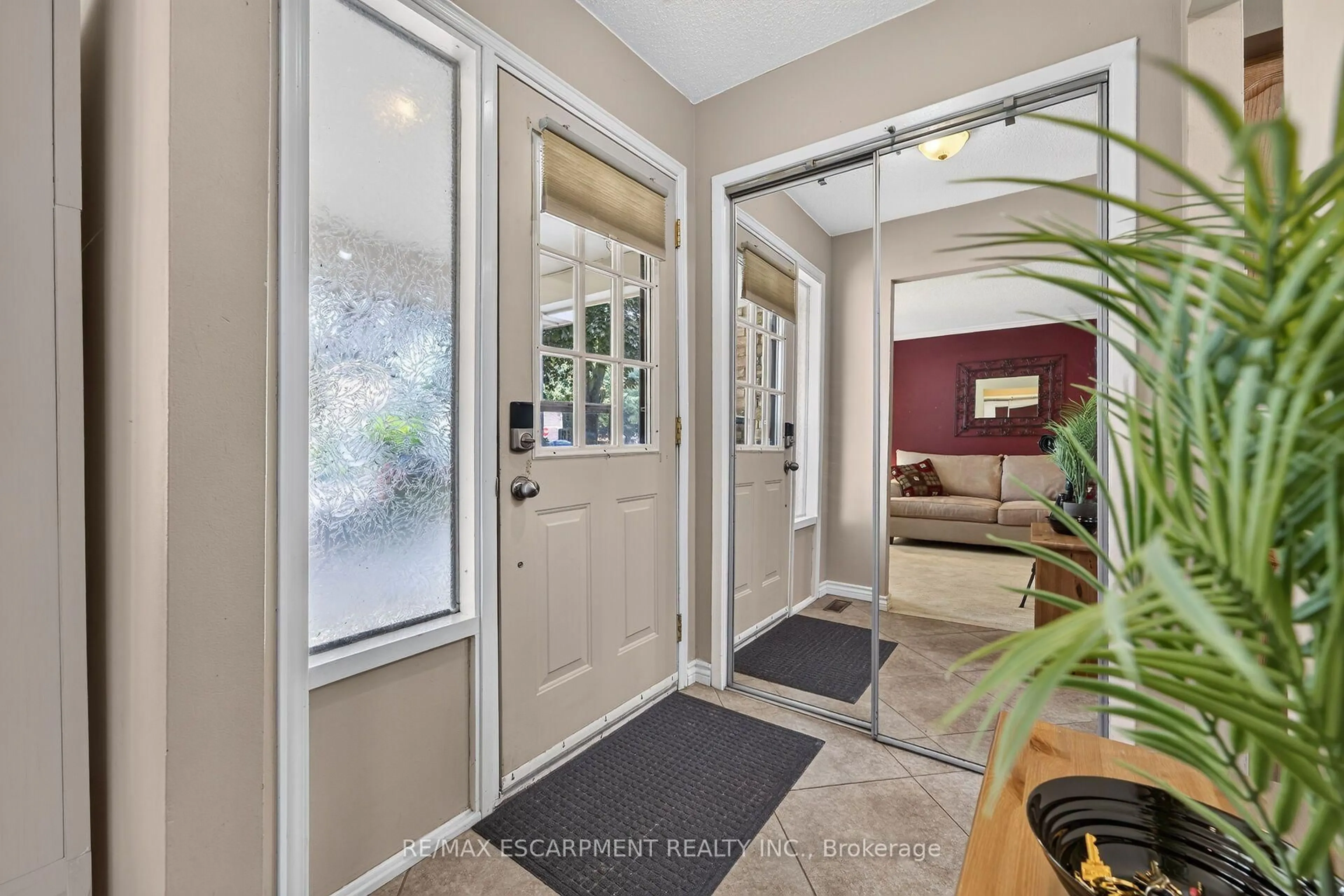Indoor entryway for 127 WENDOVER Dr, Hamilton Ontario L9C 5X6