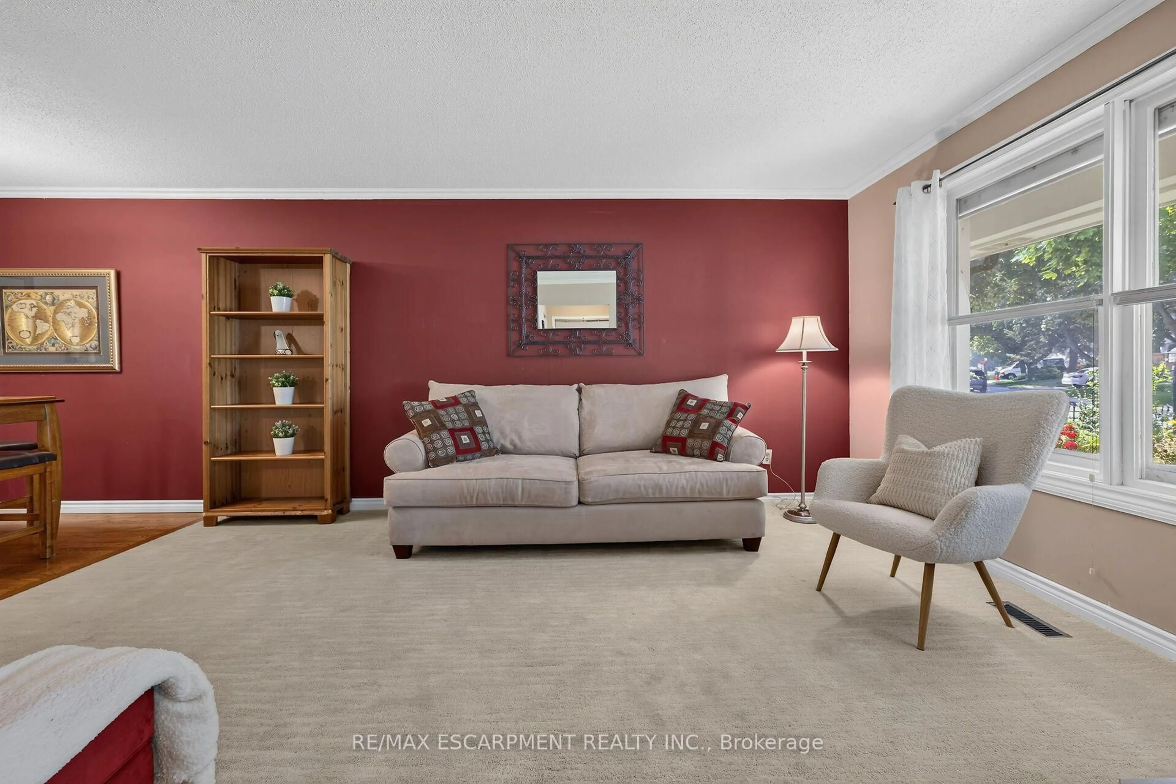 Living room with furniture, carpet floor for 127 WENDOVER Dr, Hamilton Ontario L9C 5X6
