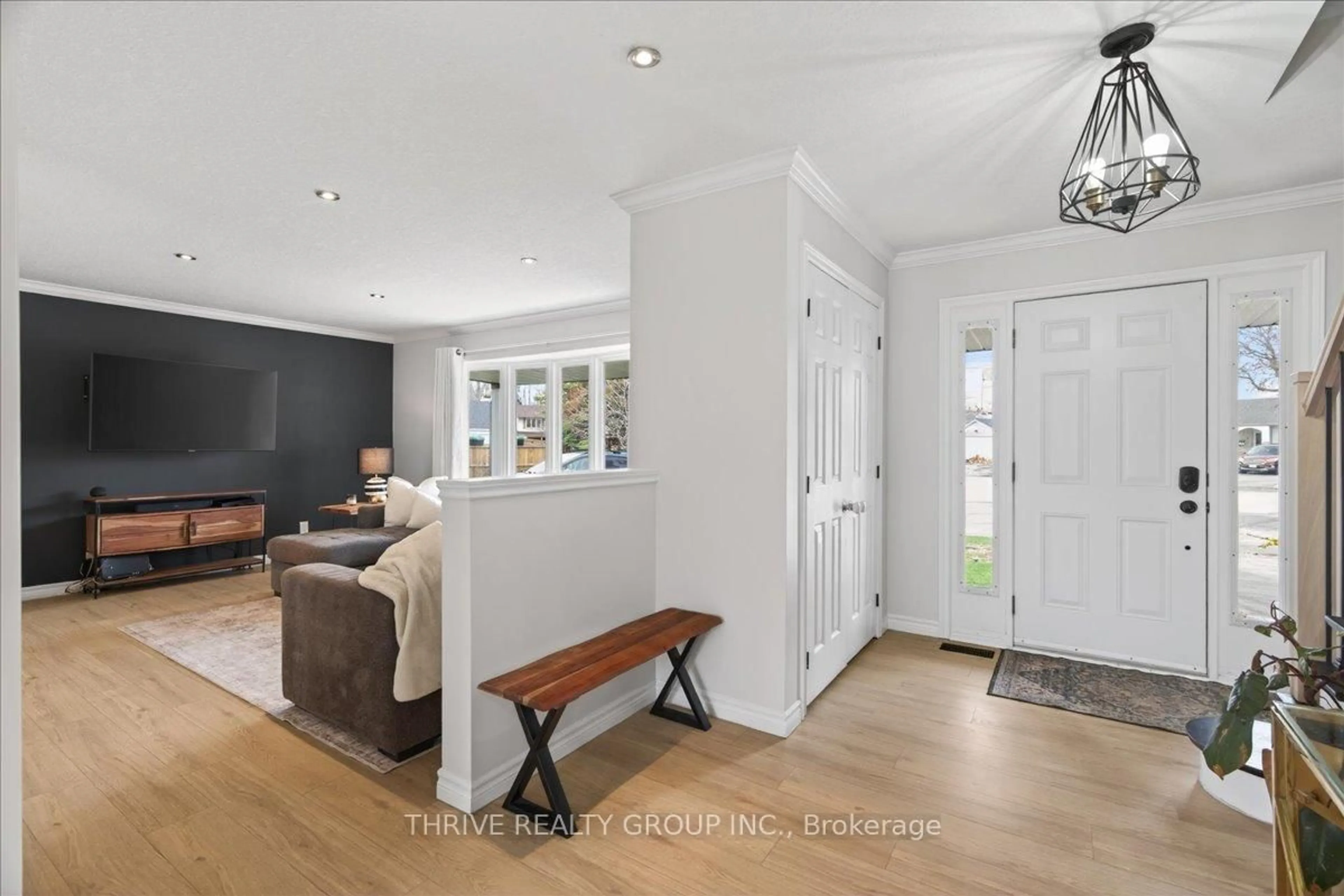 Indoor entryway for 19 Kendall Crt, London North Ontario N5X 1E4