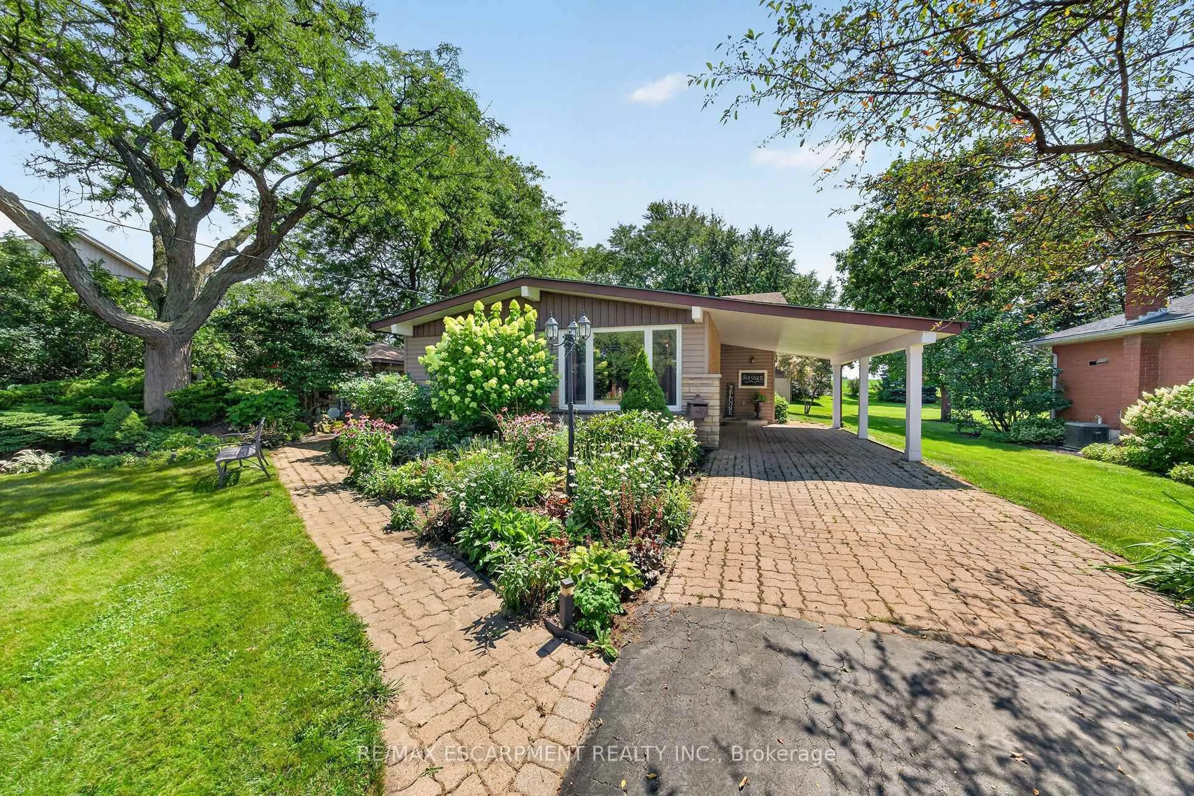A pic from outside/outdoor area/front of a property/back of a property/a pic from drone, street for 8399 Dickenson Rd, Hamilton Ontario L0R 1W0