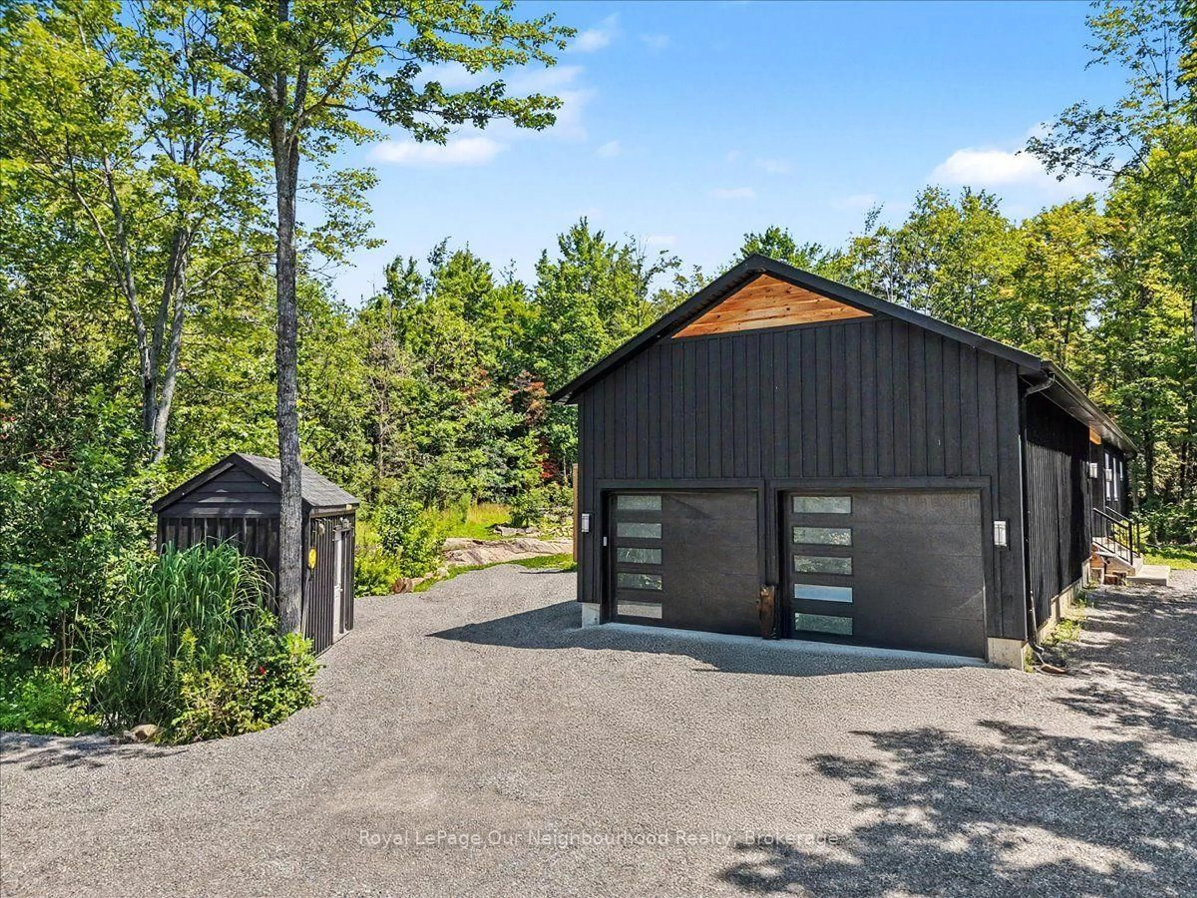 Indoor garage for 105 Edwina Dr, Trent Lakes Ontario K0M 1A0